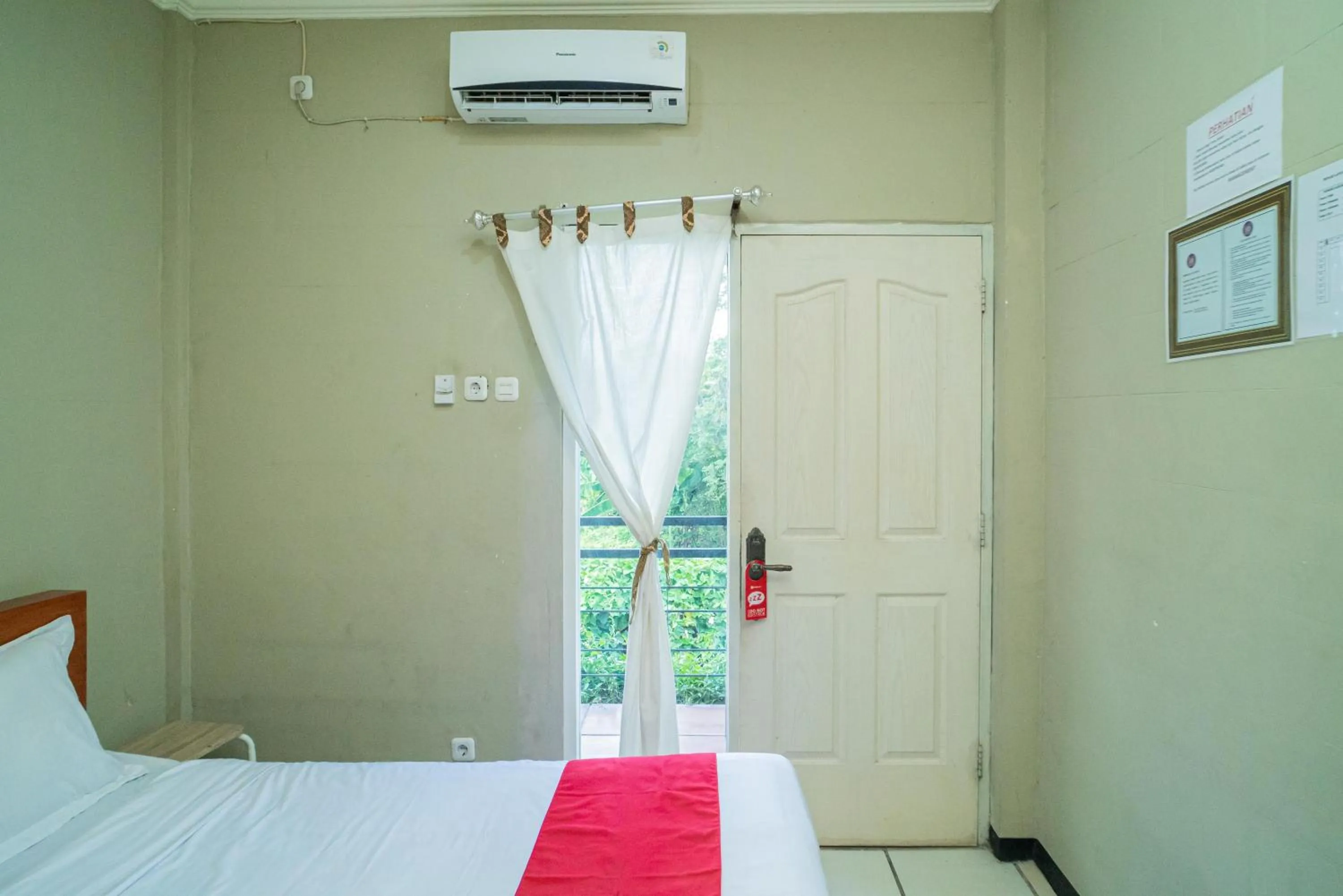 Bedroom, Bed in RedDoorz Plus Syariah At Lotus Hotel Bojonegoro