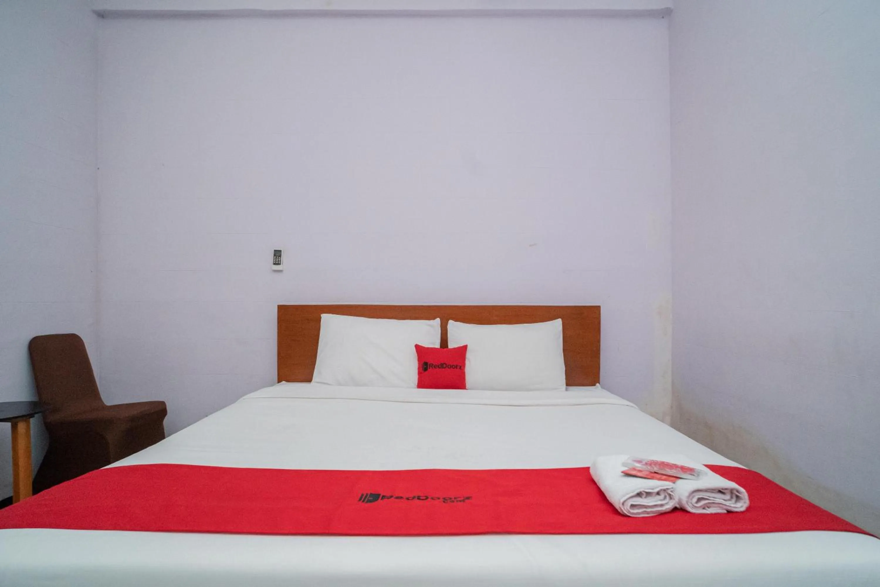 Bedroom, Bed in RedDoorz Plus Syariah At Lotus Hotel Bojonegoro
