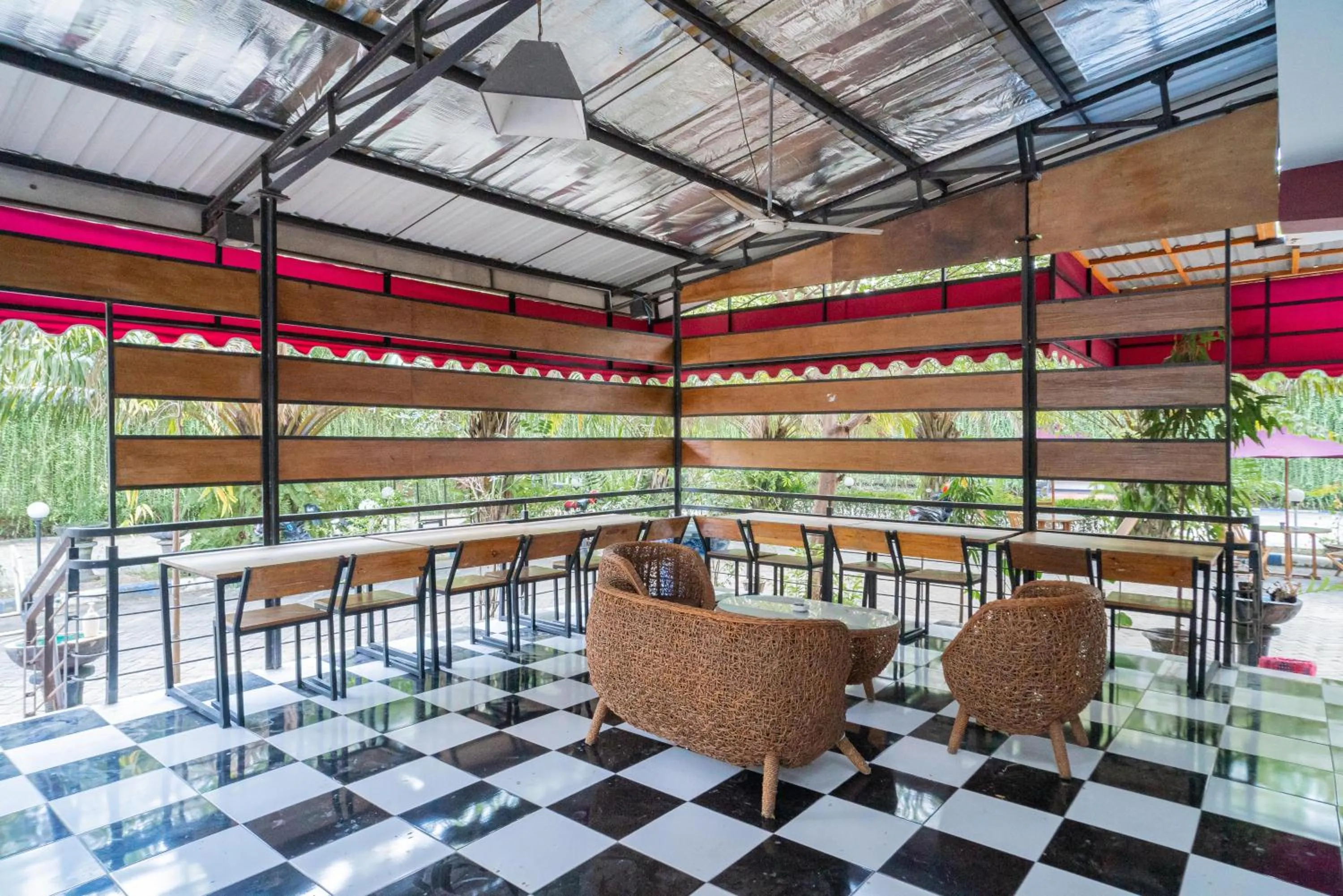 Restaurant/places to eat in RedDoorz Plus Syariah At Lotus Hotel Bojonegoro