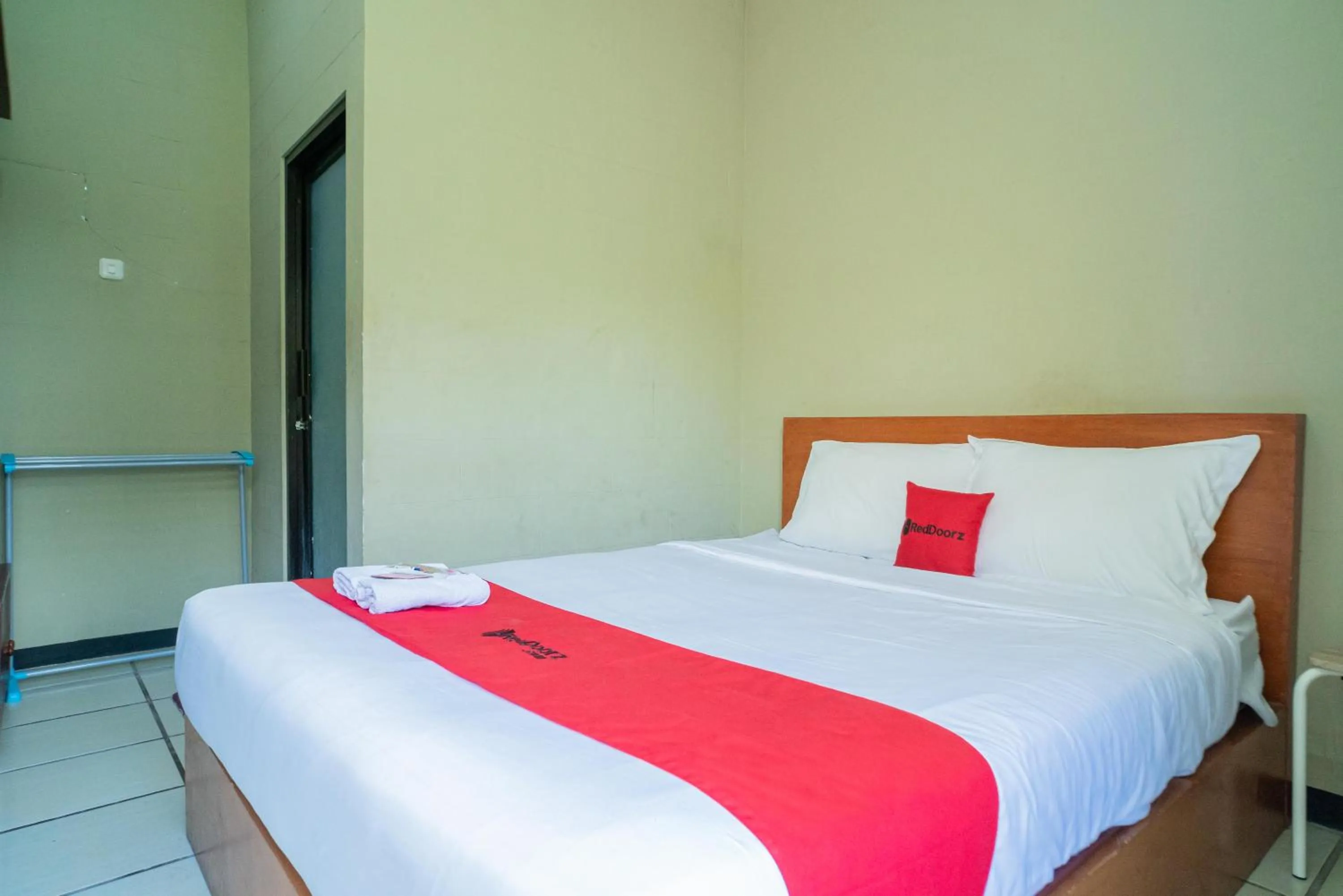 Bedroom, Bed in RedDoorz Plus Syariah At Lotus Hotel Bojonegoro