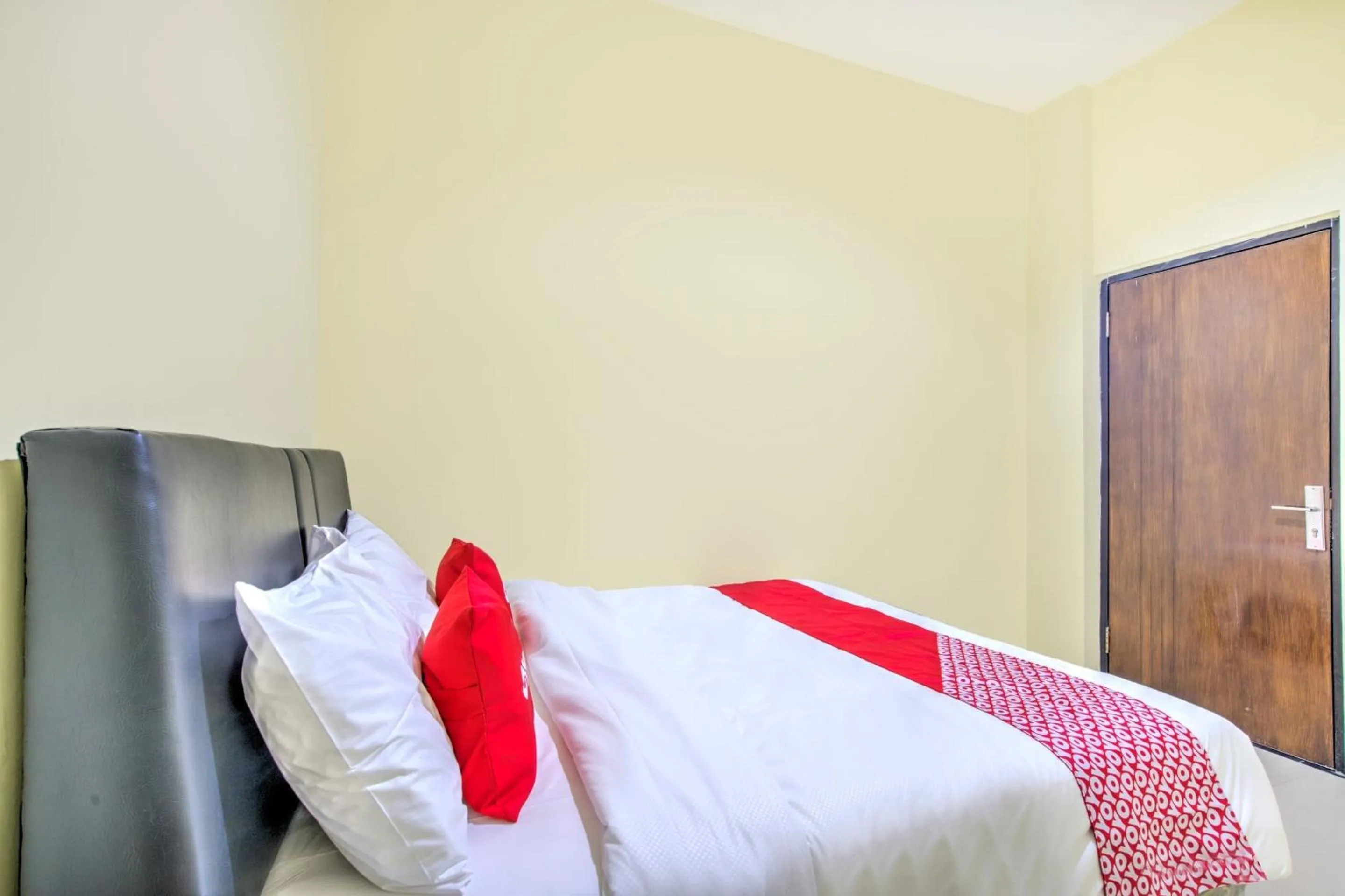 Bedroom, Bed in Hotel O Tebel 19