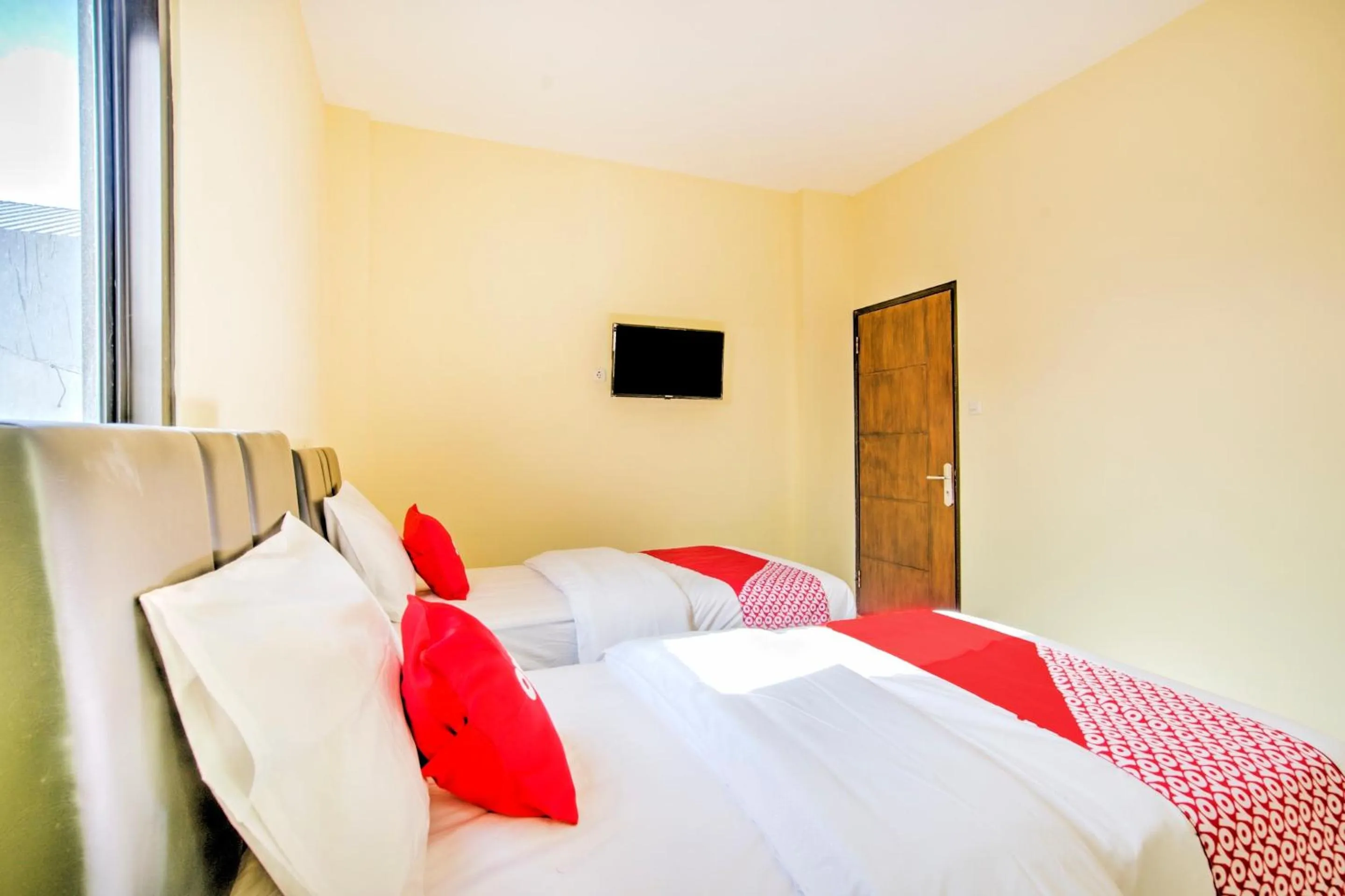 Bedroom, Bed in Hotel O Tebel 19