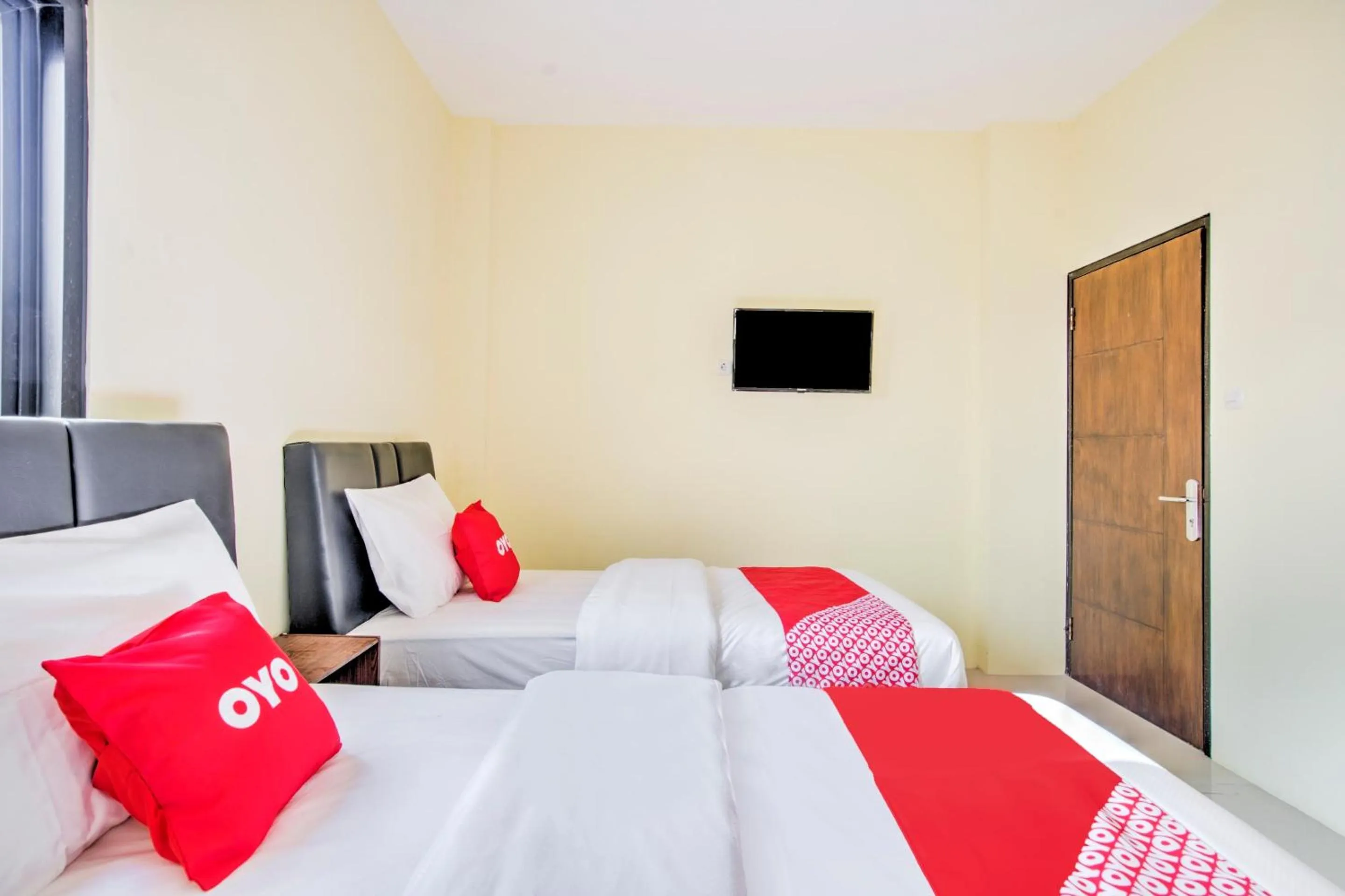 Bedroom, Bed in Hotel O Tebel 19