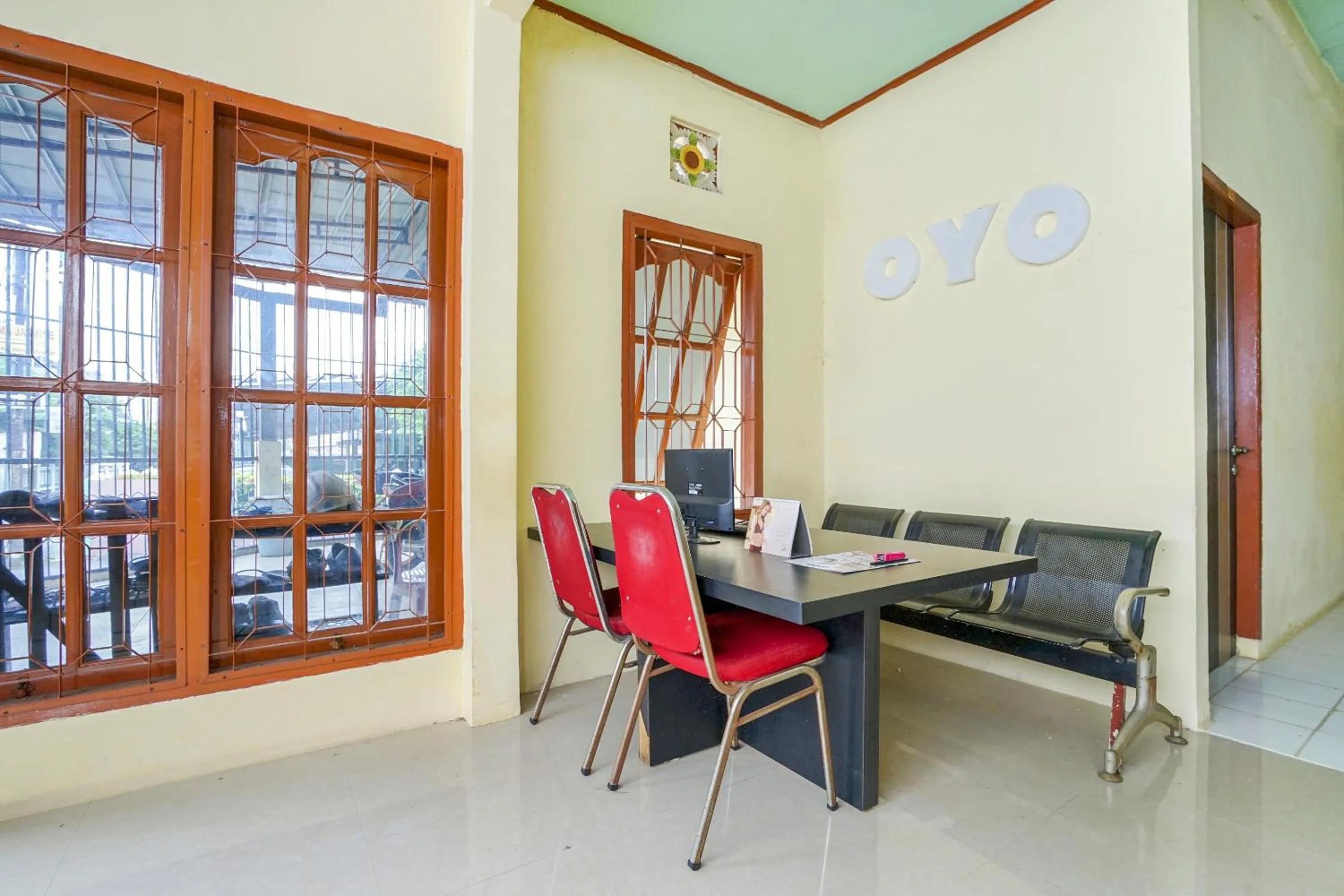 Lobby or reception in OYO Life 2502 Syariah Triantama Kost