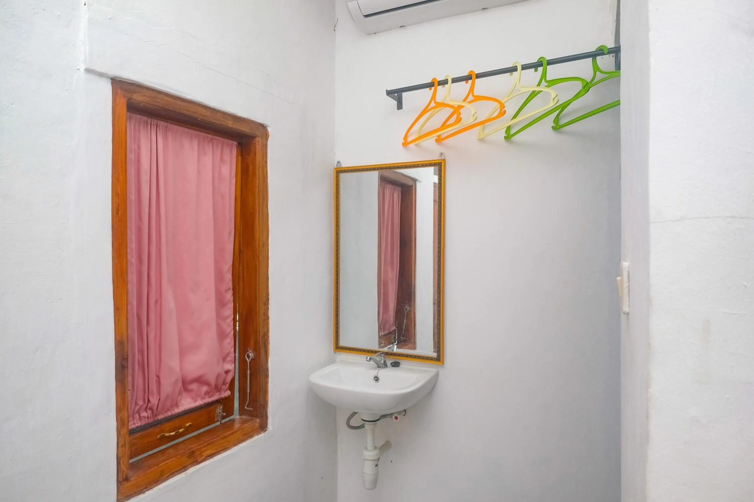 Bathroom in RedDoorz at Mayang Garini 2 Borobudur