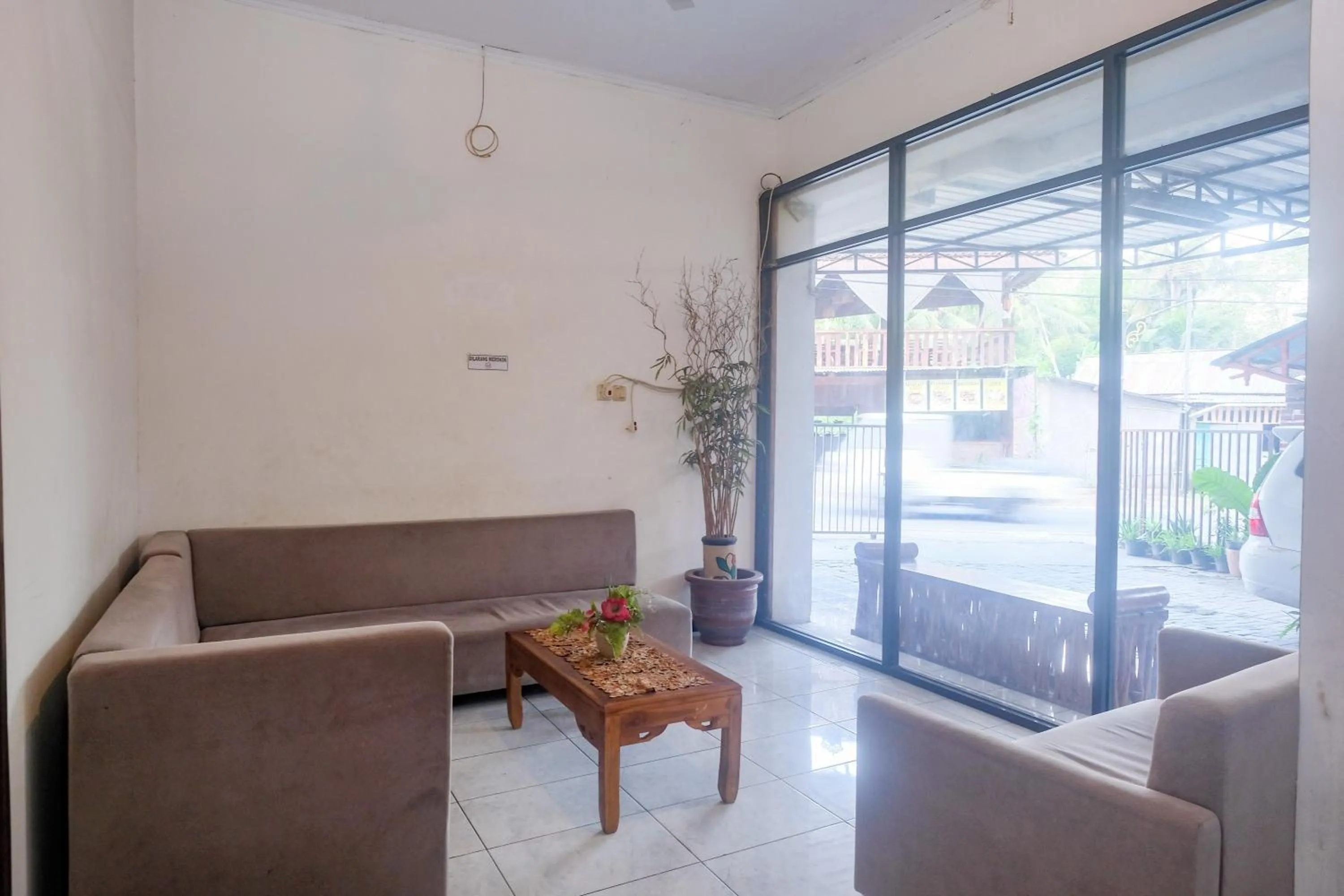 Seating area in RedDoorz at Mayang Garini 2 Borobudur