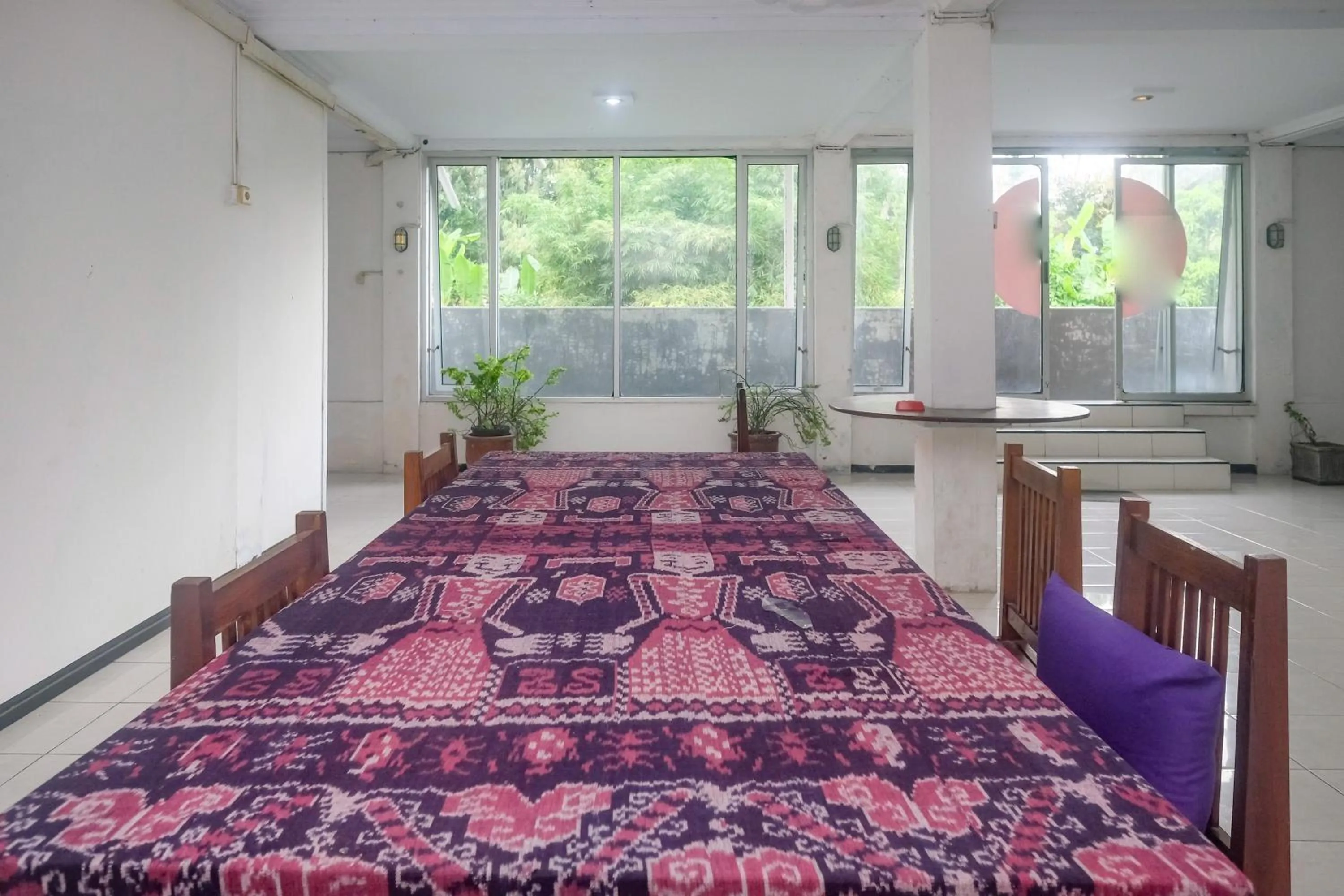 Seating area, Bed in RedDoorz at Mayang Garini 2 Borobudur