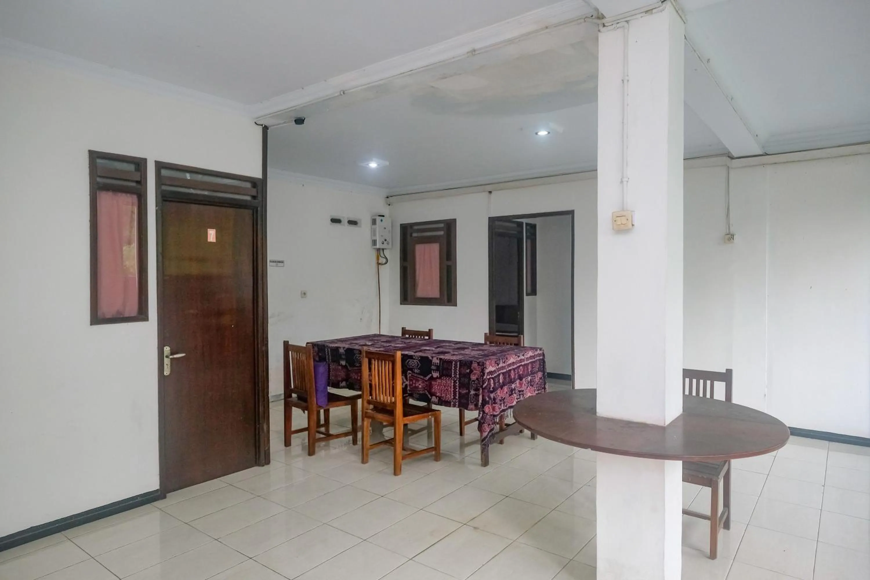 Seating area in RedDoorz at Mayang Garini 2 Borobudur