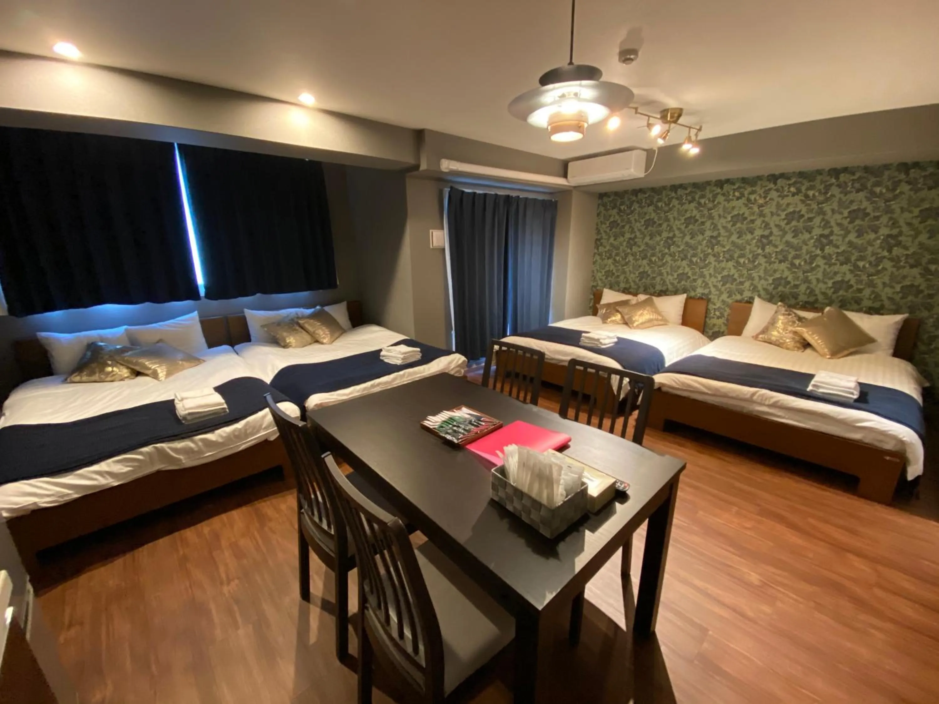 Photo of the whole room, Bed in ffosaka.com