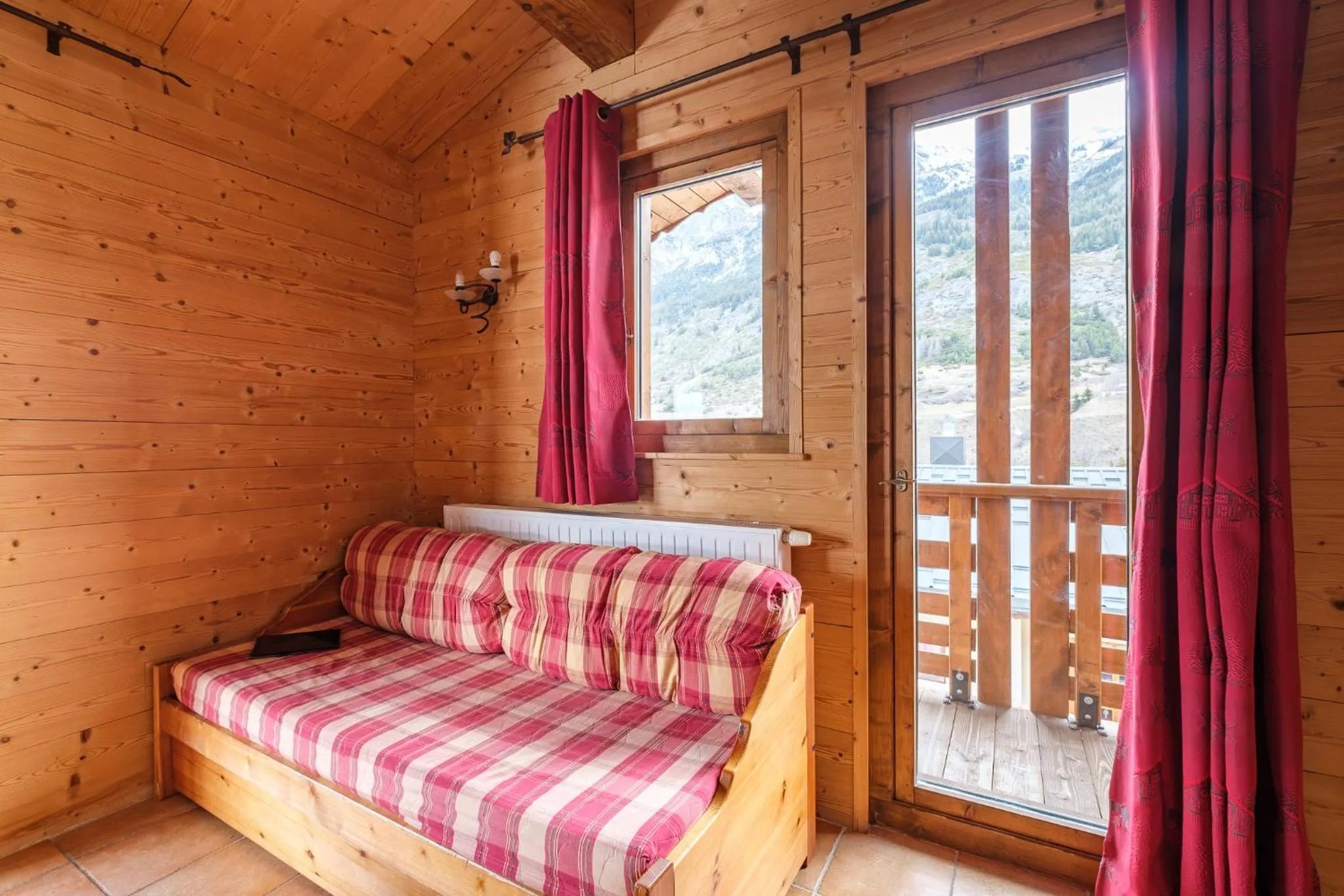 Living room, Bed in Résidence Les Balcons de Val Cenis Village
