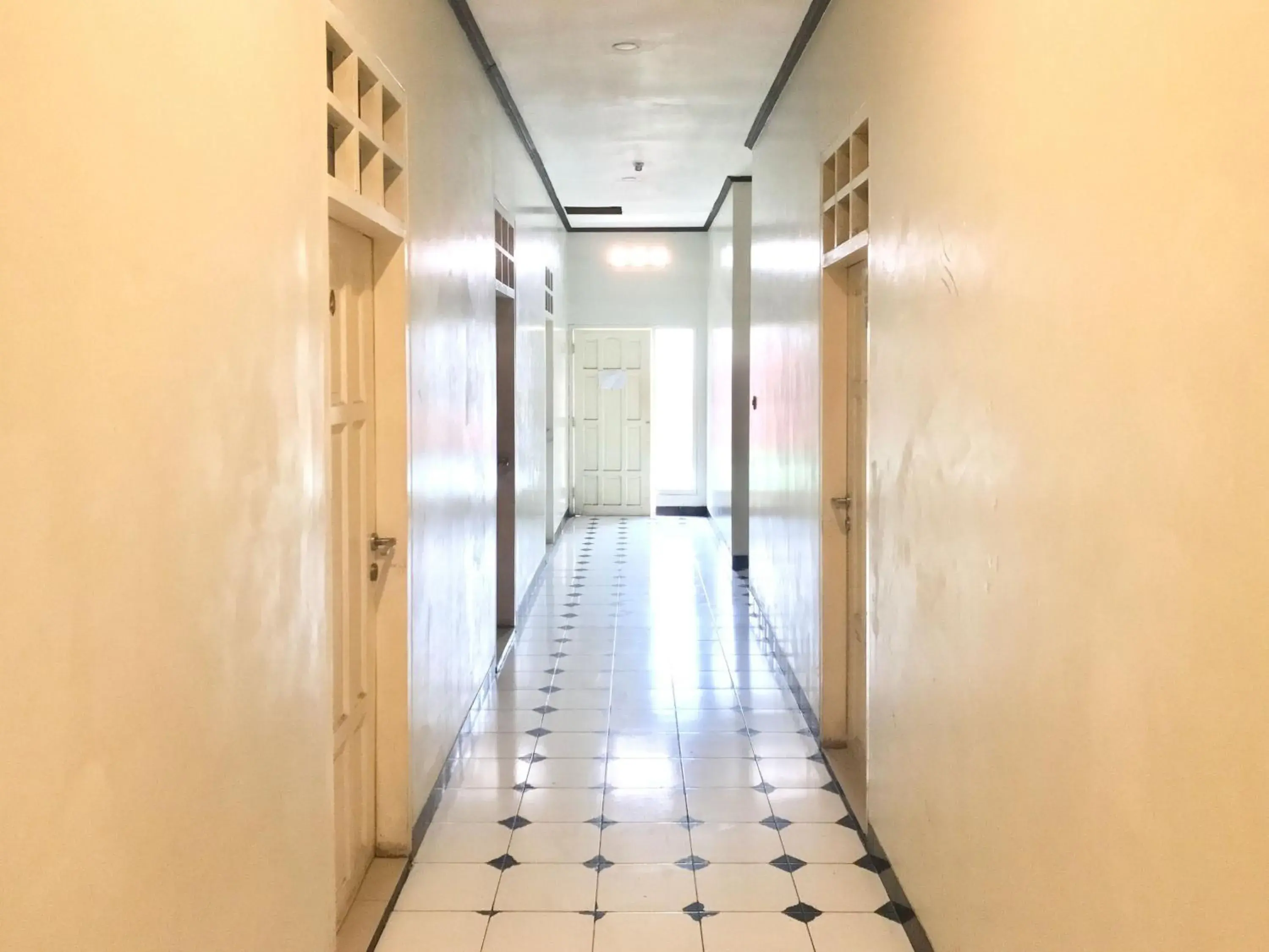 Property building in Gangnam Style Residence Mitra RedDoorz near MERR Surabaya Property building in Gangnam Style Residence Mitra RedDoorz near MERR Surabaya