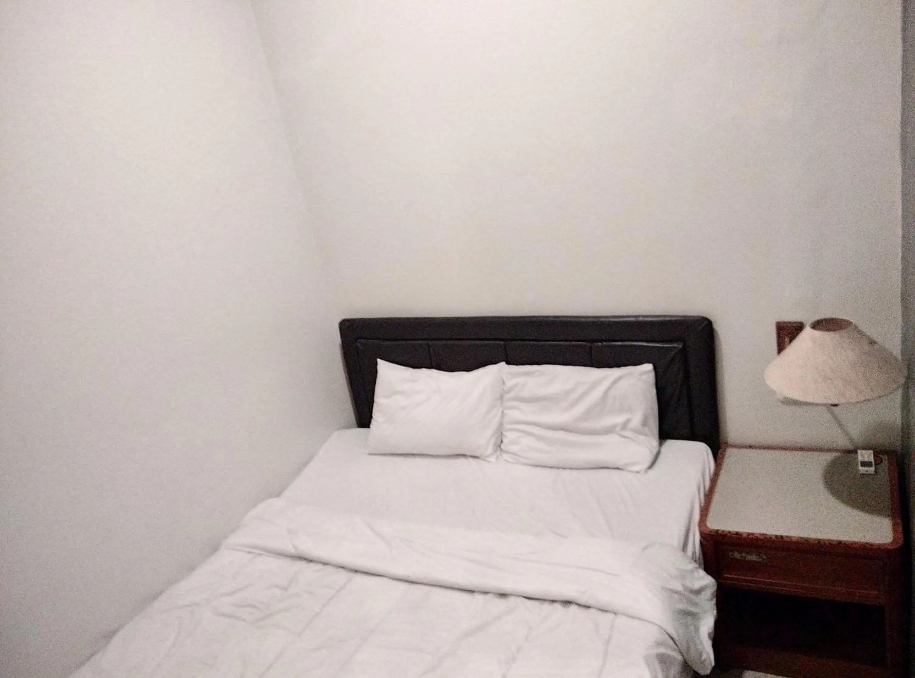 Bed in Gangnam Style Residence Mitra RedDoorz near MERR Surabaya