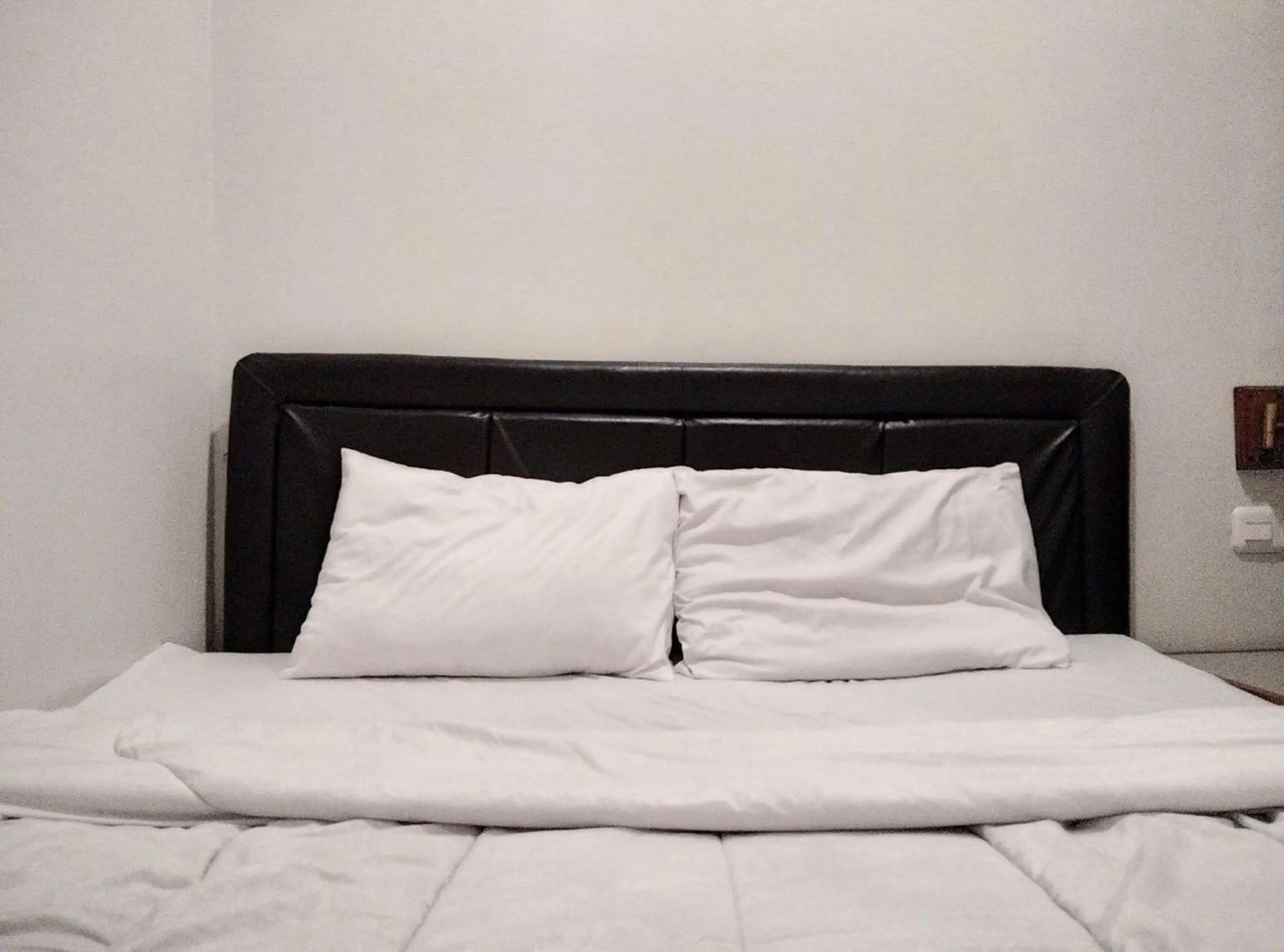 Bed in Gangnam Style Residence Mitra RedDoorz near MERR Surabaya