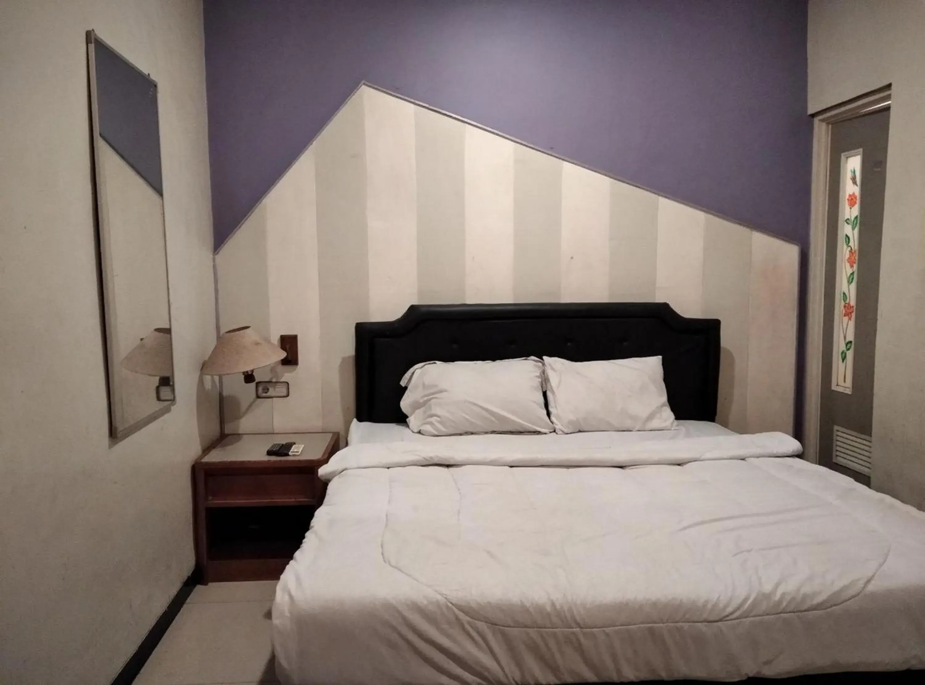 Bed in Gangnam Style Residence Mitra RedDoorz near MERR Surabaya Bed in Gangnam Style Residence Mitra RedDoorz near MERR Surabaya