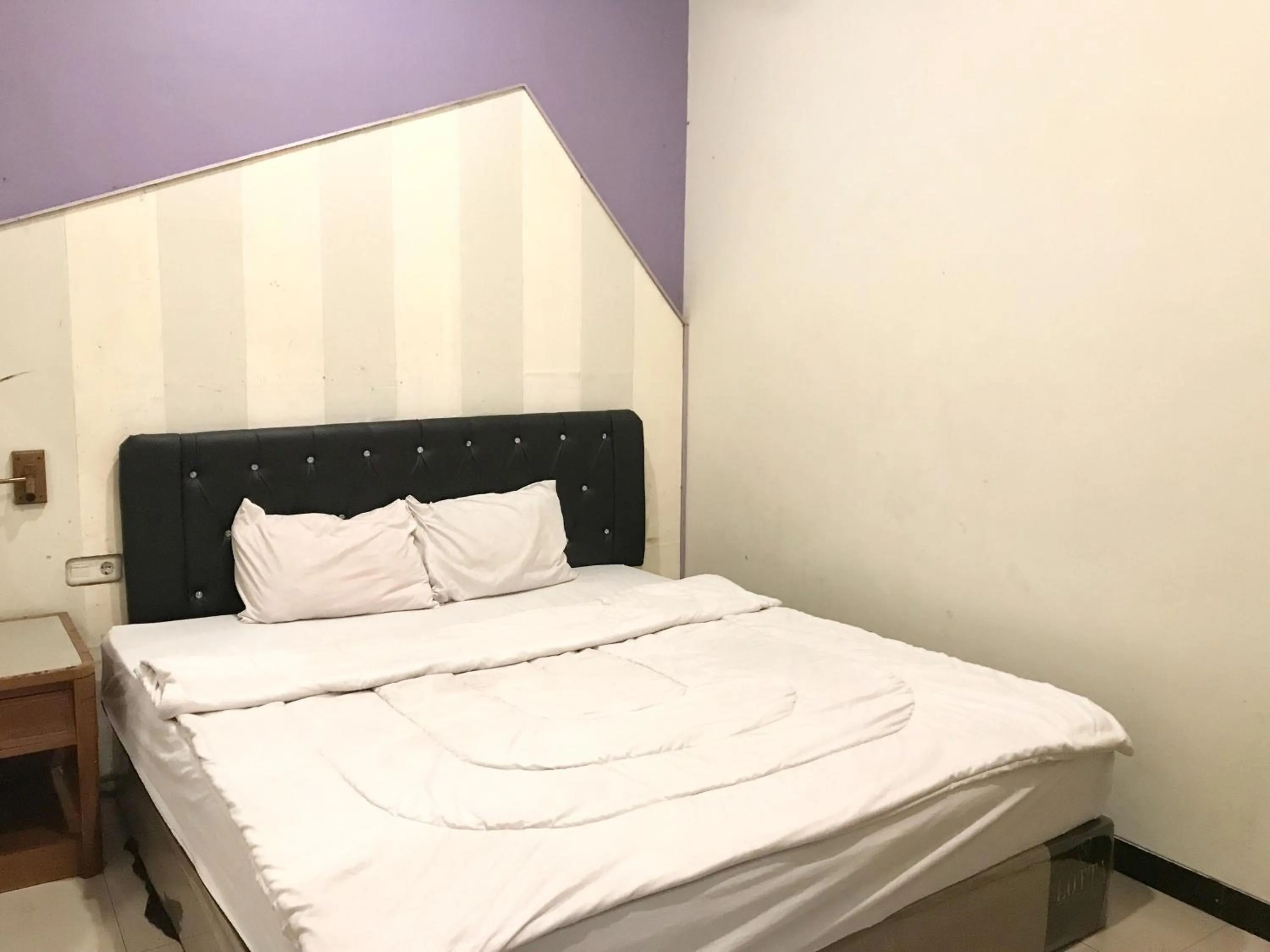 Bed in Gangnam Style Residence Mitra RedDoorz near MERR Surabaya