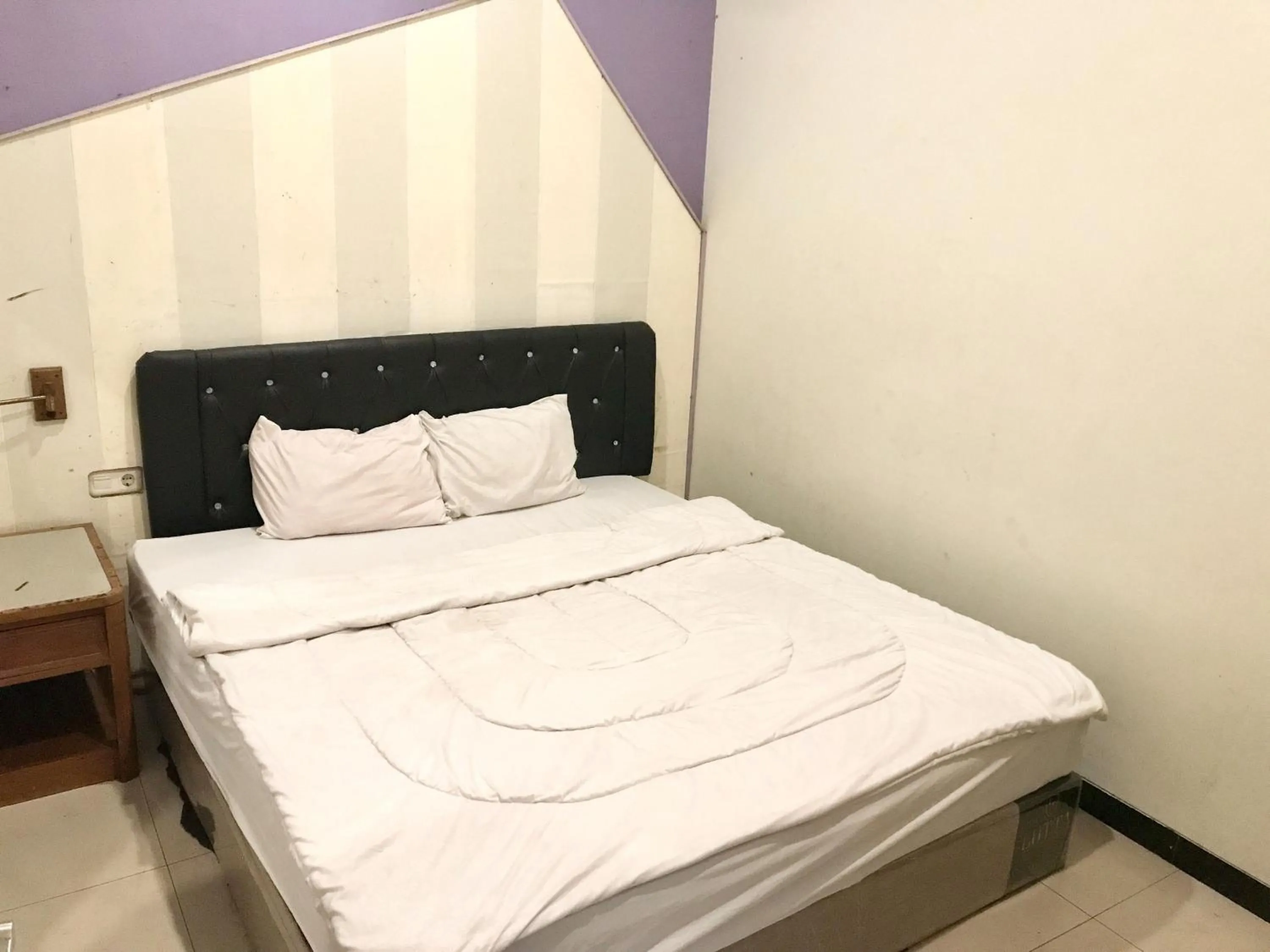 Bed in Gangnam Style Residence Mitra RedDoorz near MERR Surabaya