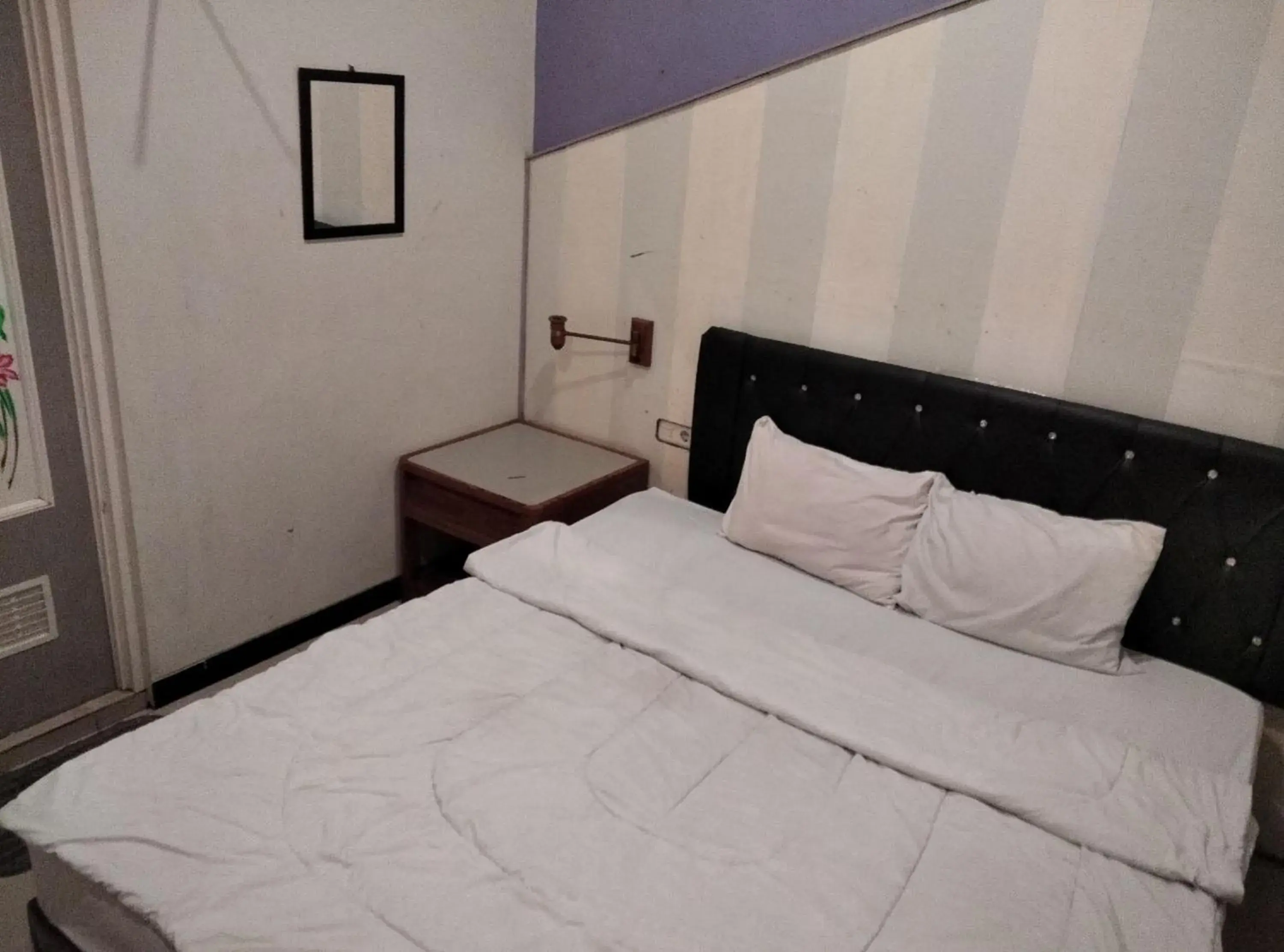 Bed in Gangnam Style Residence Mitra RedDoorz near MERR Surabaya Bed in Gangnam Style Residence Mitra RedDoorz near MERR Surabaya