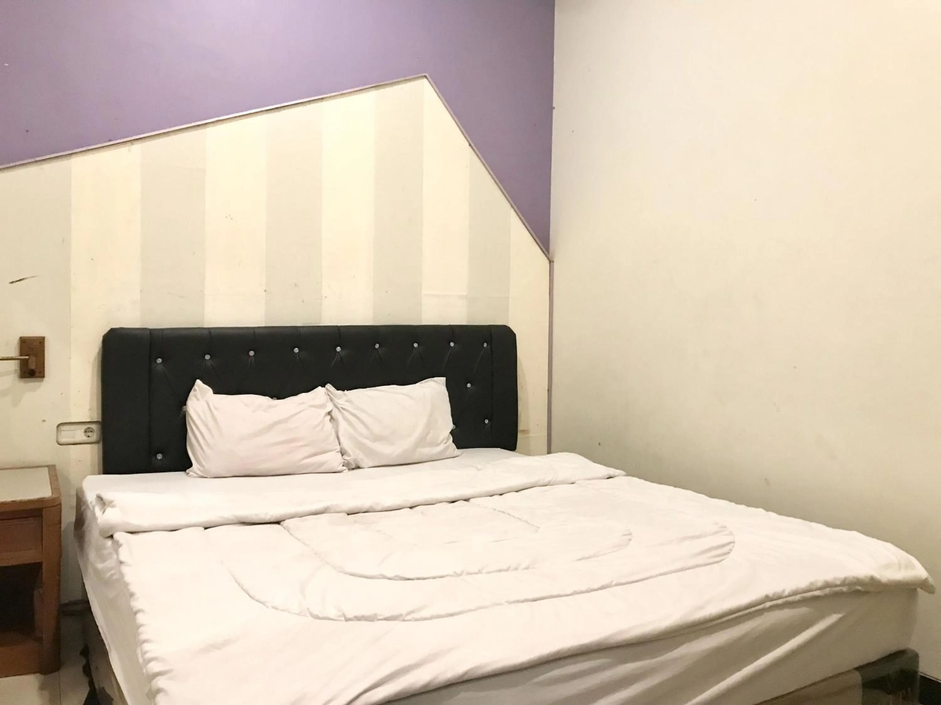 Bed in Gangnam Style Residence Mitra RedDoorz near MERR Surabaya