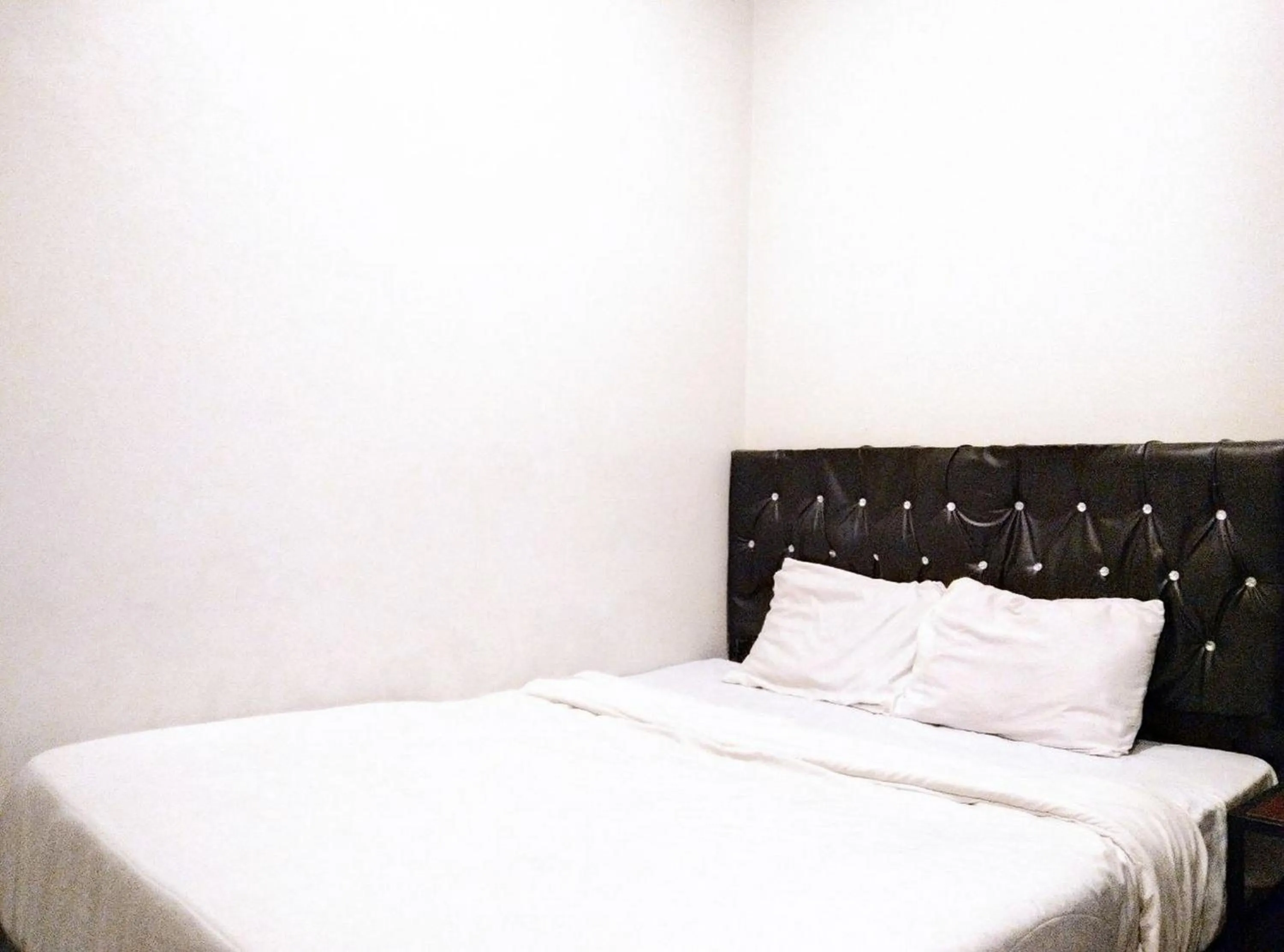 Bed in Gangnam Style Residence Mitra RedDoorz near MERR Surabaya