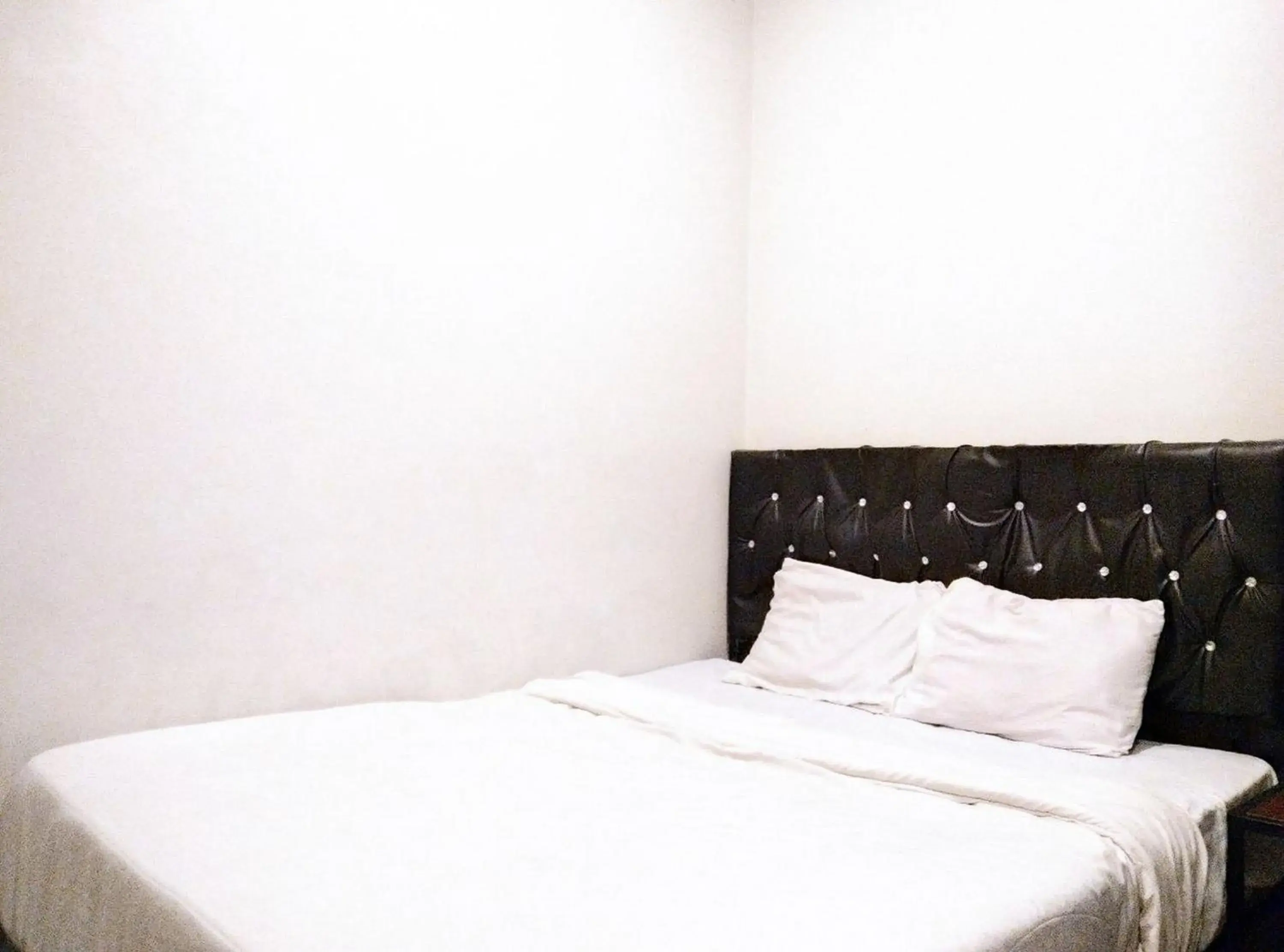 Bed in Gangnam Style Residence Mitra RedDoorz near MERR Surabaya Bed in Gangnam Style Residence Mitra RedDoorz near MERR Surabaya