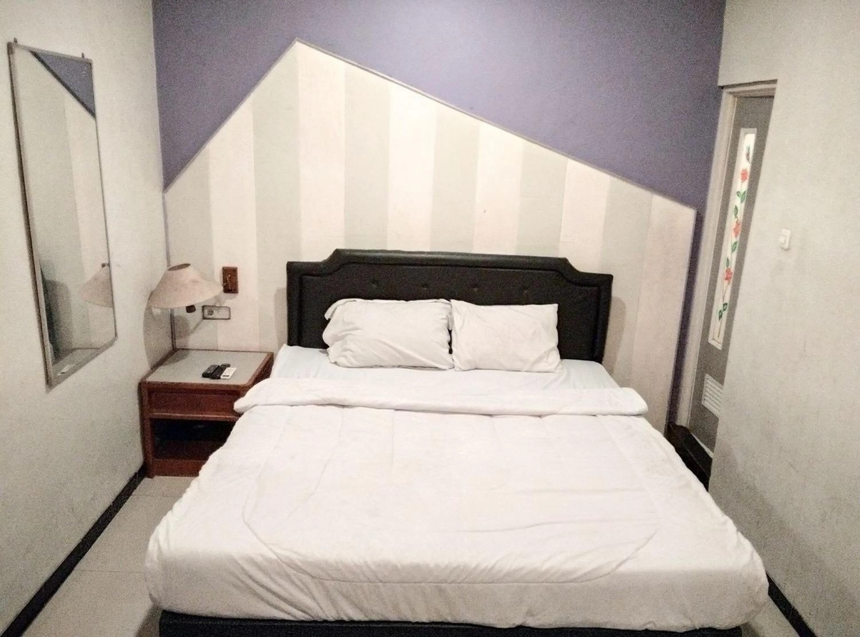 Bed in Gangnam Style Residence Mitra RedDoorz near MERR Surabaya