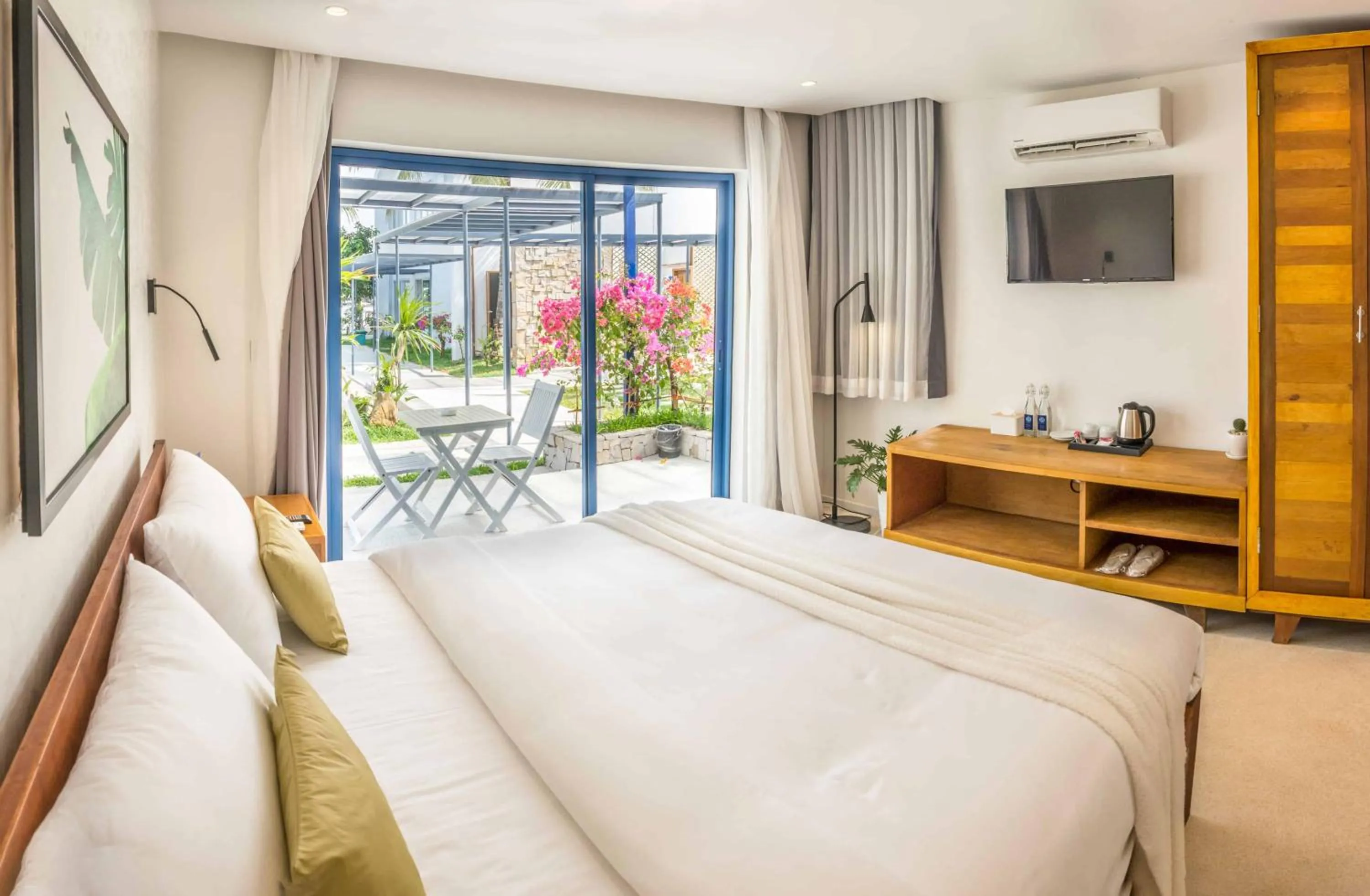 Photo of the whole room, Bed in The B Resort