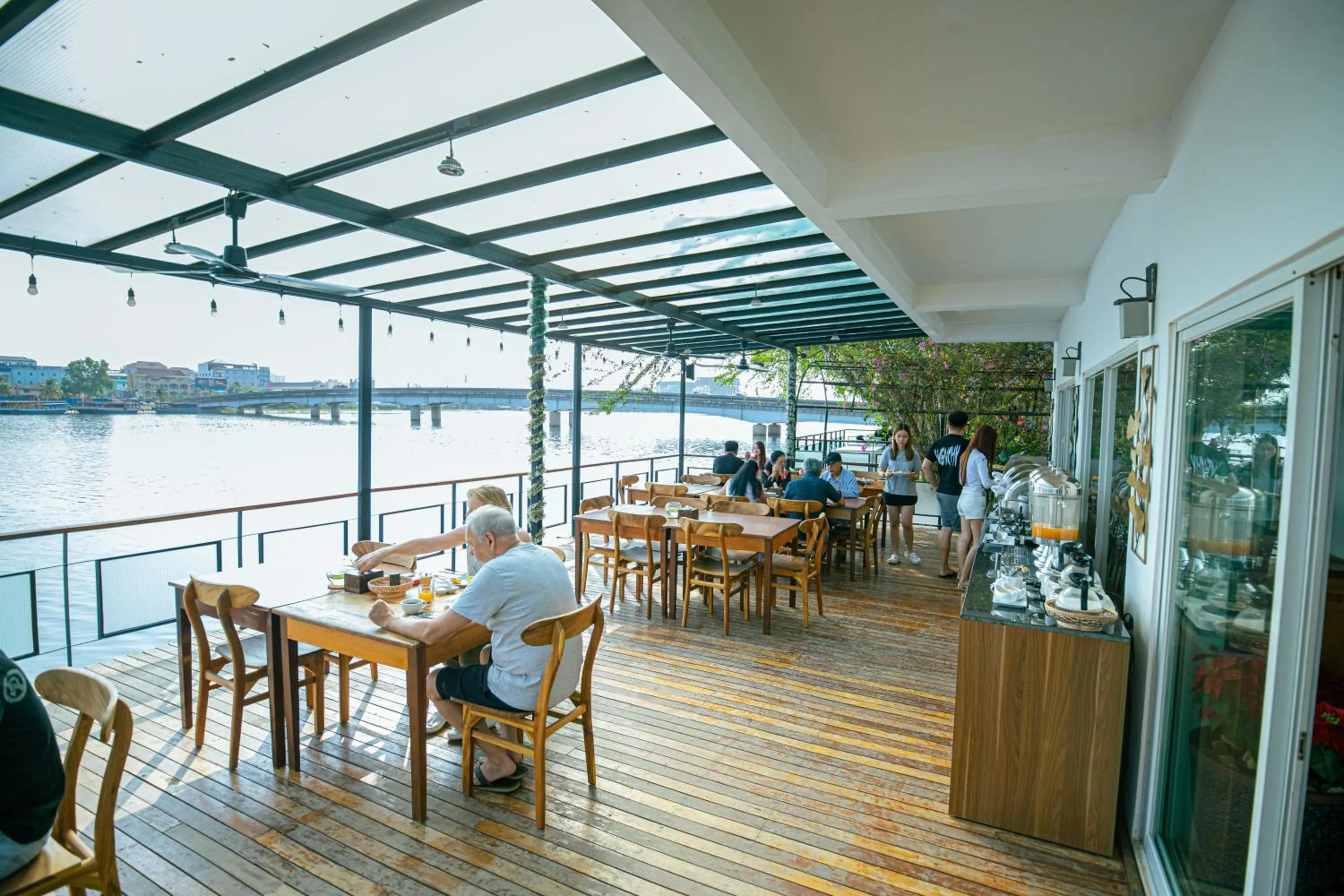 Restaurant/places to eat in The B Resort