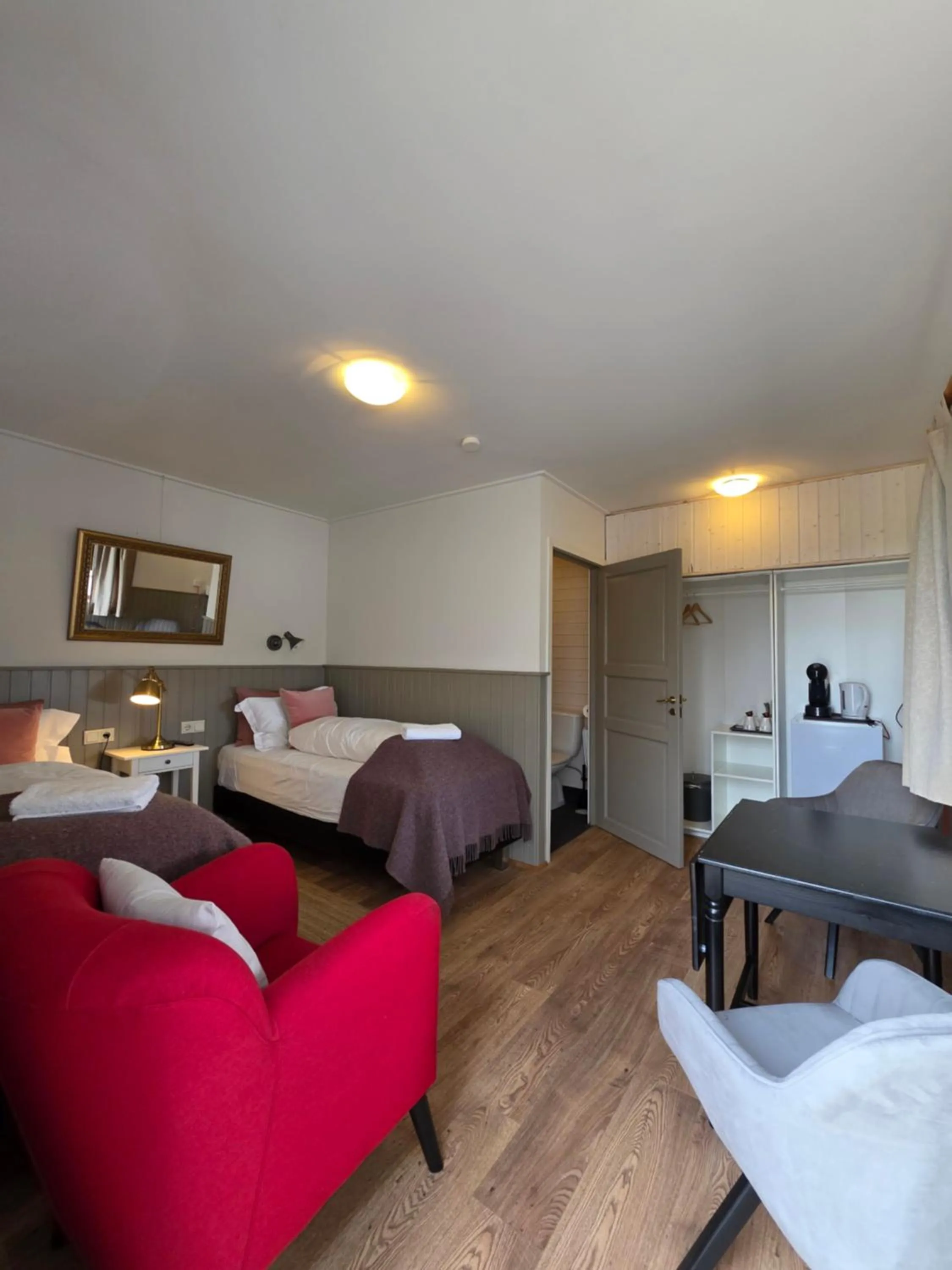 Bedroom, Bed in Riverfront Lodge Hella