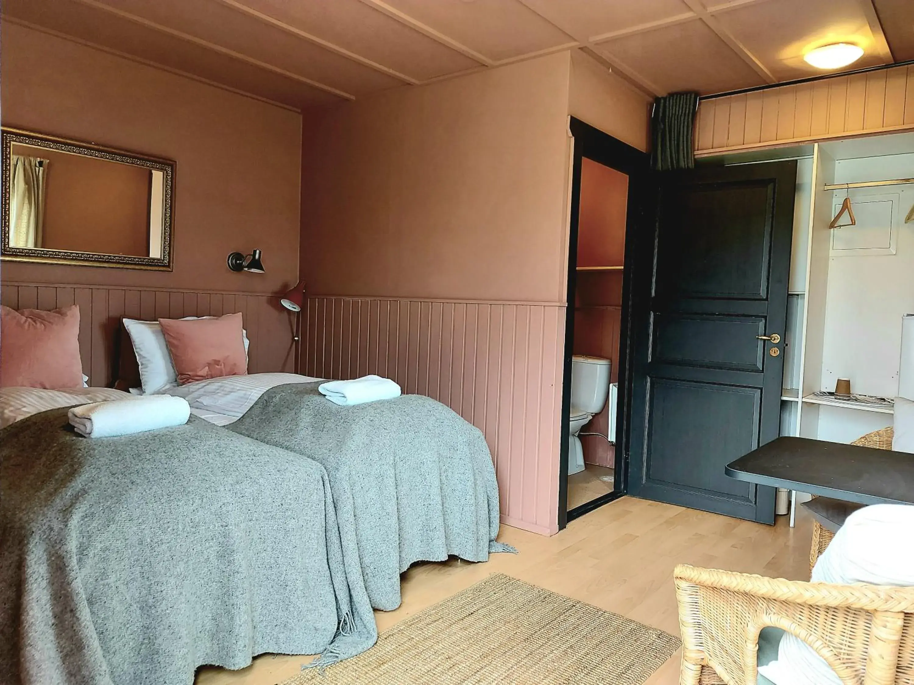 Twin Room with Private Bathroom in Riverfront Lodge Hella Twin Room with Private Bathroom in Riverfront Lodge Hella