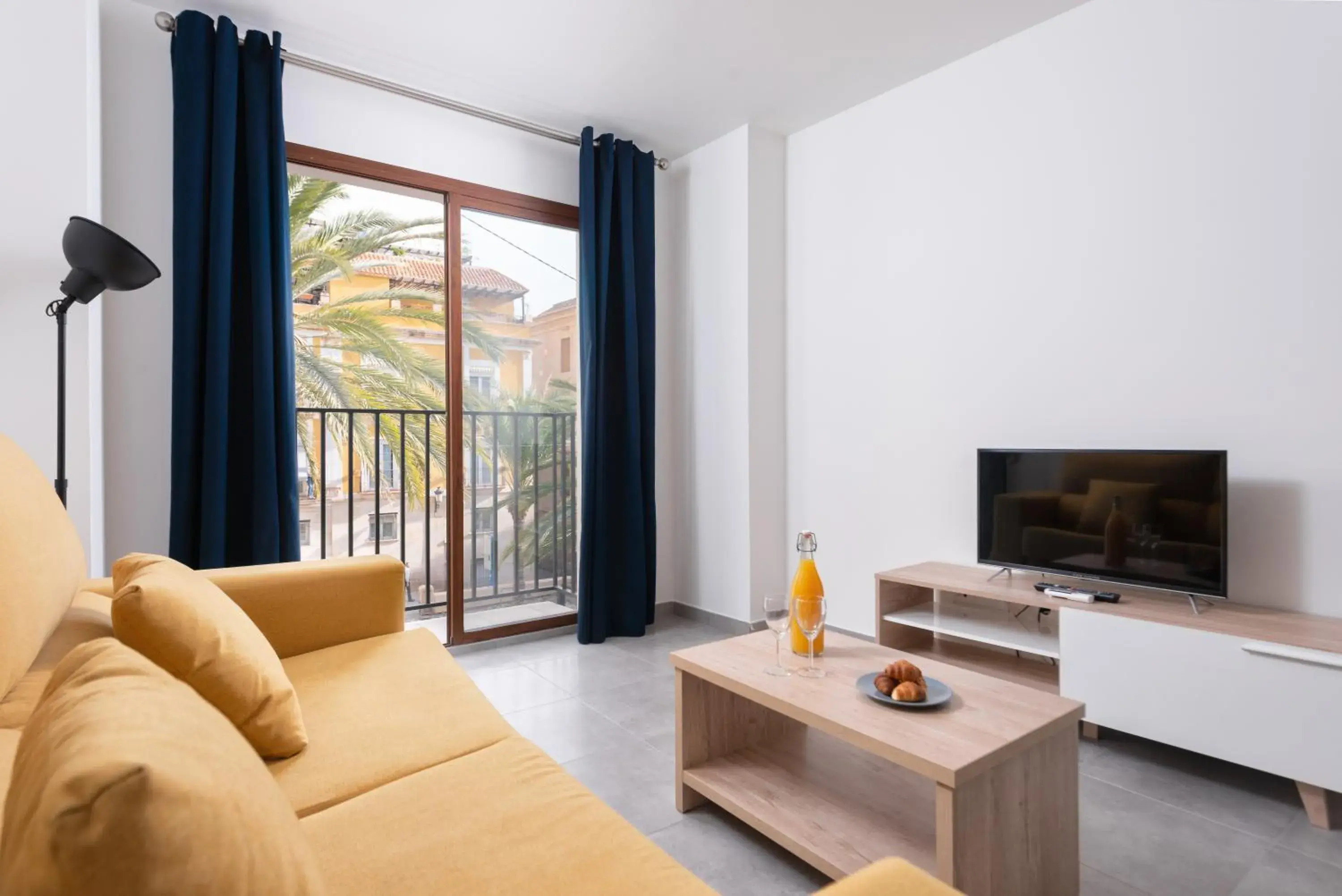 Living room in Apartamentos Quijano by Be Alicante Living room in Apartamentos Quijano by Be Alicante