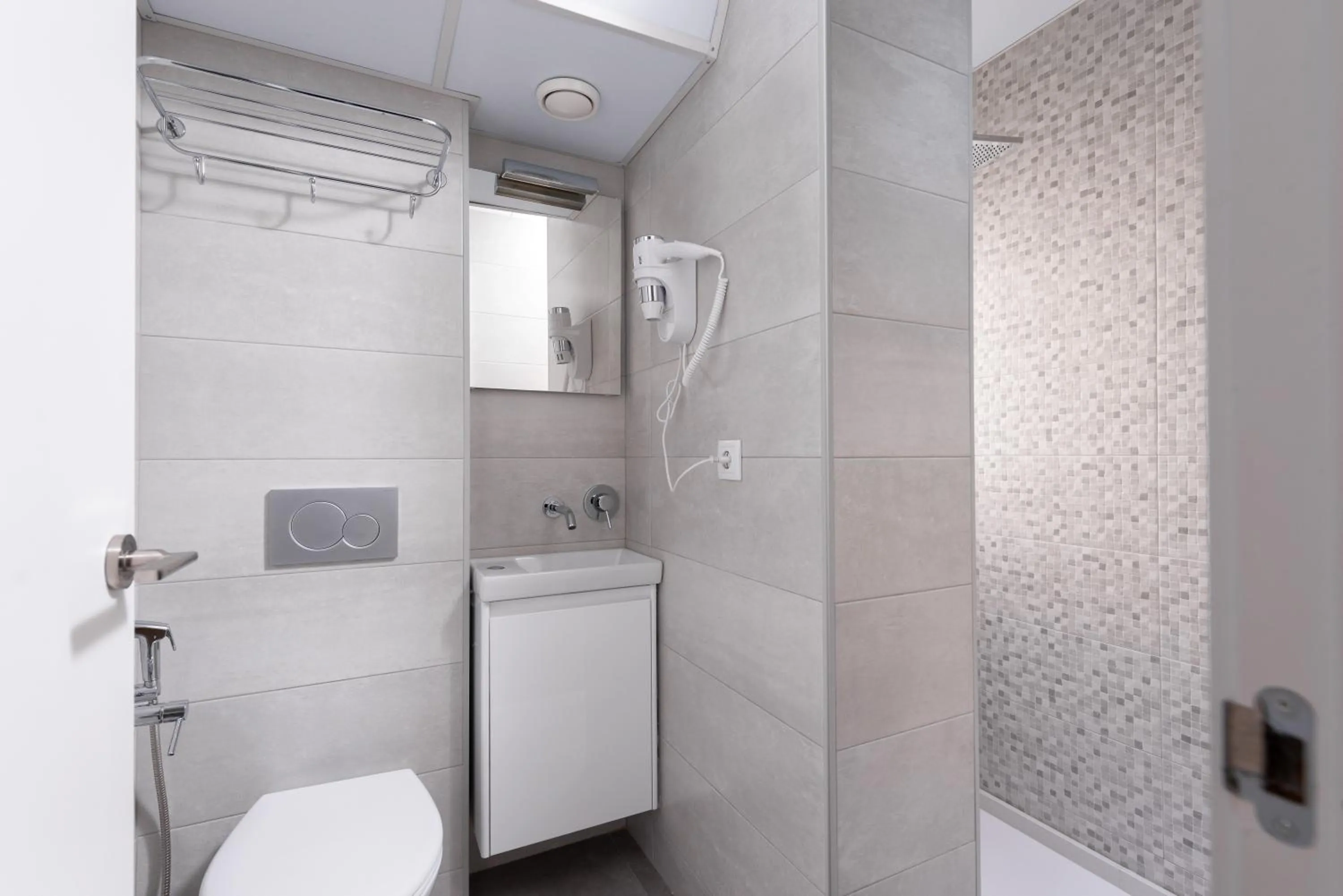 Bathroom in Apartamentos Quijano by Be Alicante