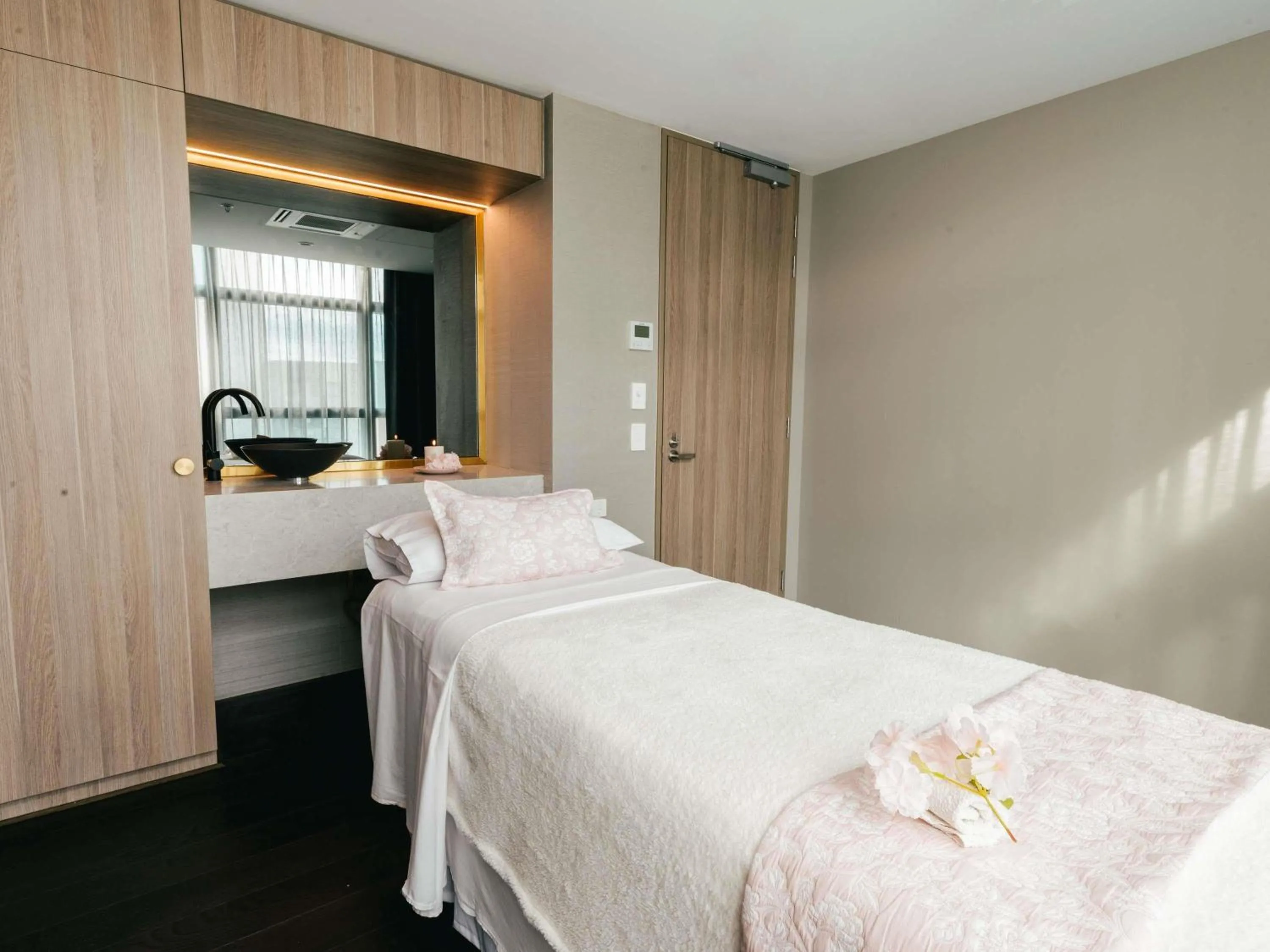 Spa and wellness centre/facilities, Bed in Novotel Perth Murray Street