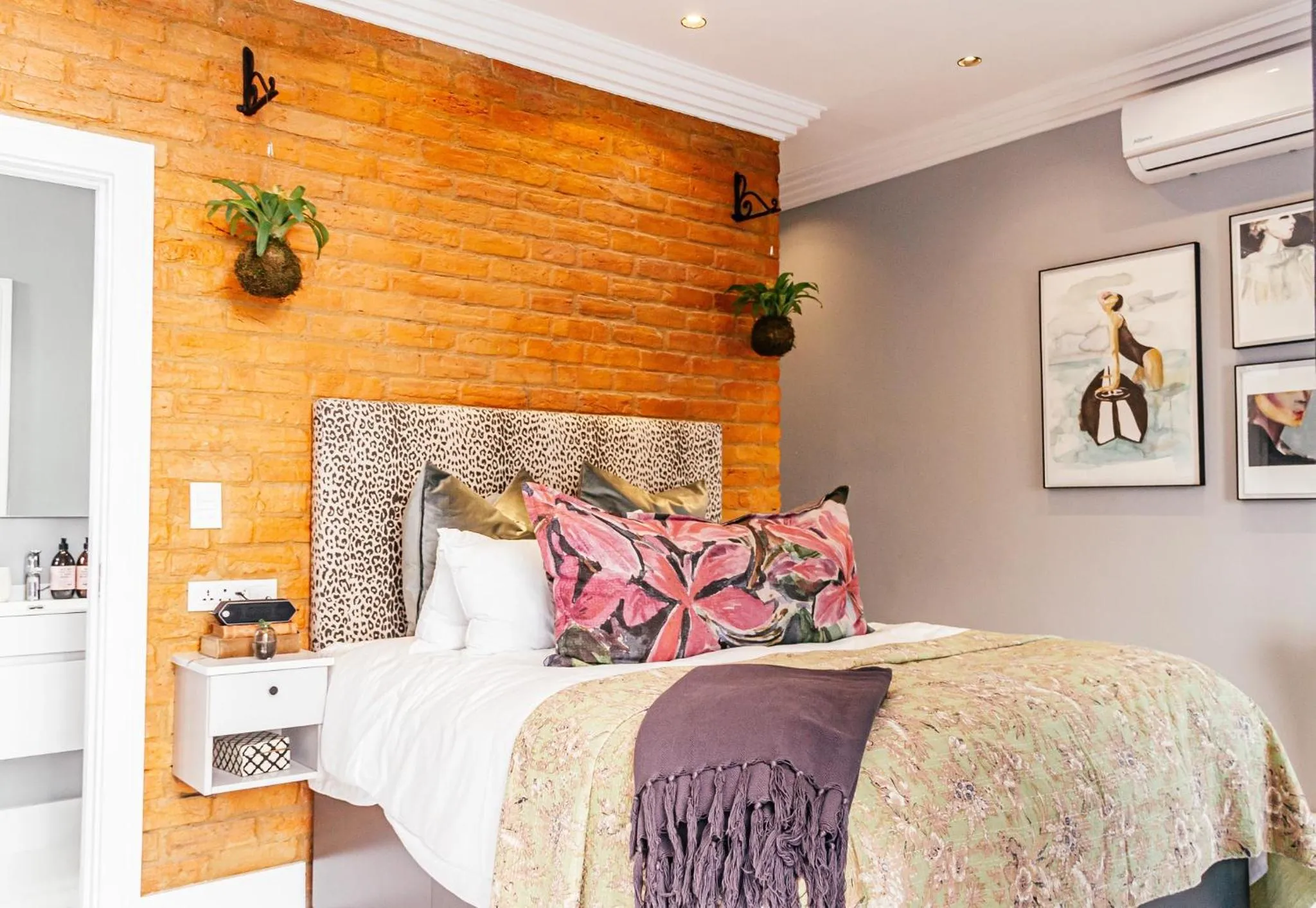 Bed in Pineapple House Boutique Hotel