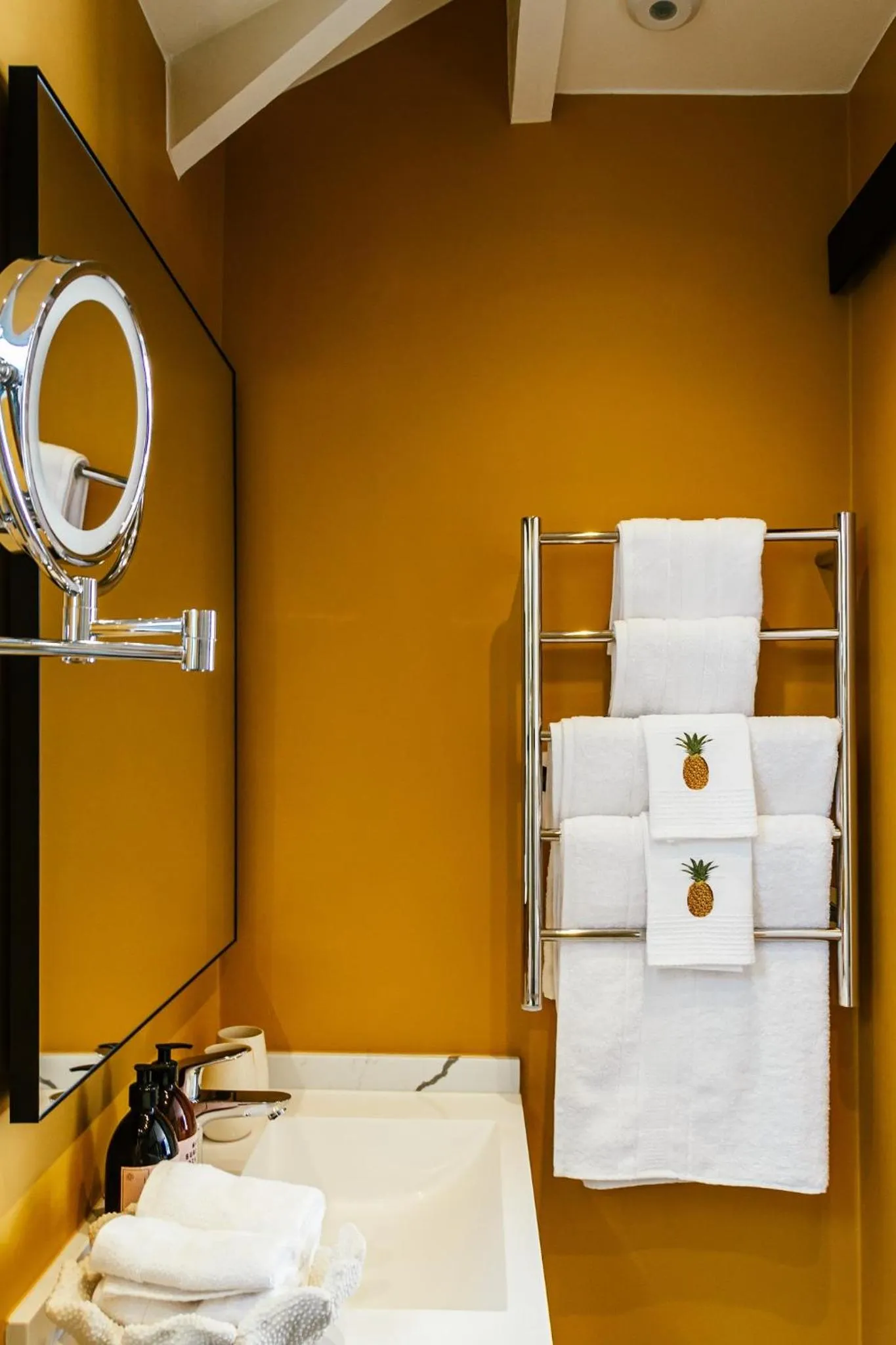 Bathroom, Bed in Pineapple House Boutique Hotel