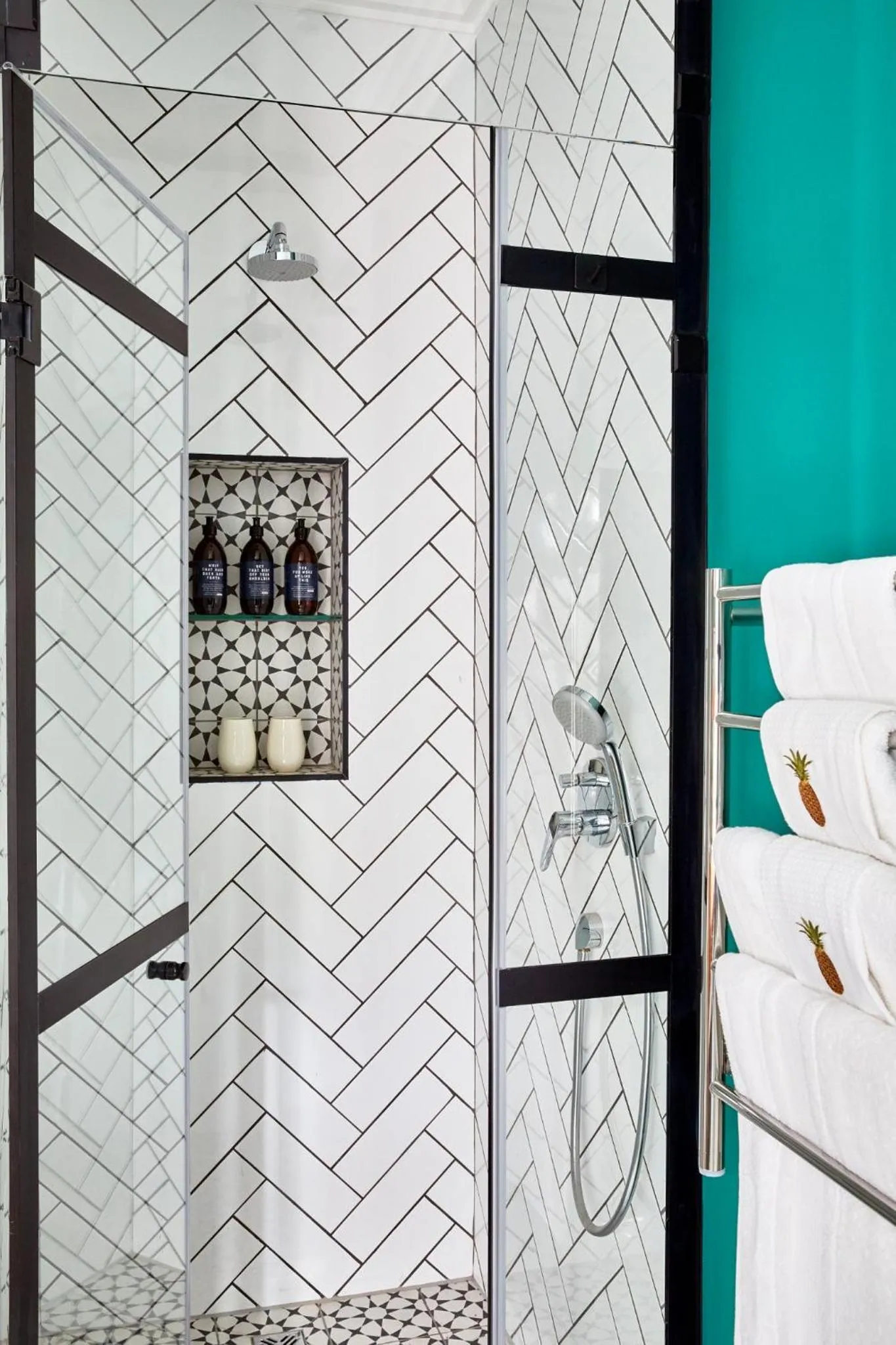 Shower in Pineapple House Boutique Hotel