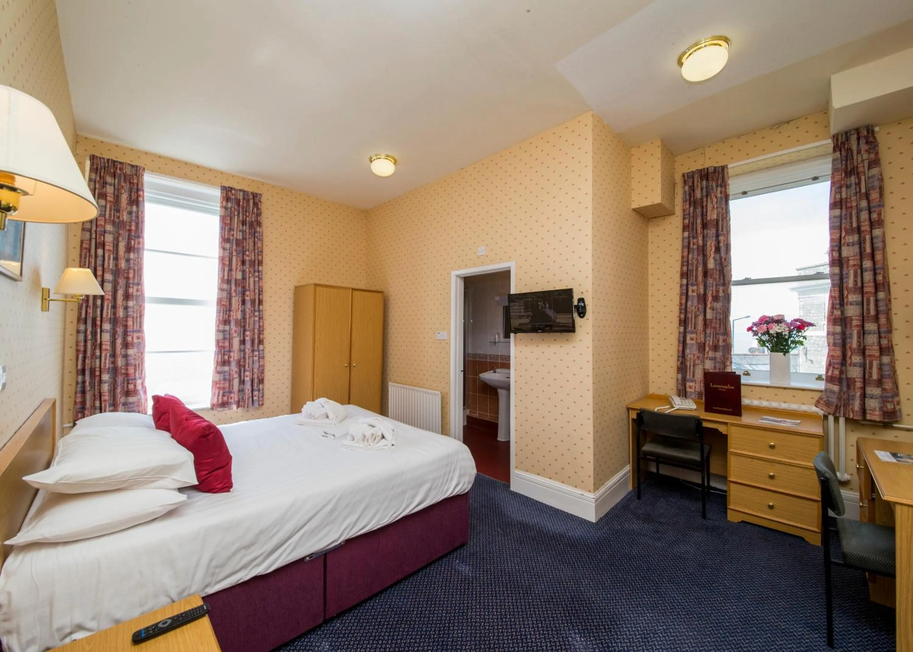 Photo of the whole room, Bed in Anchor Head Hotel