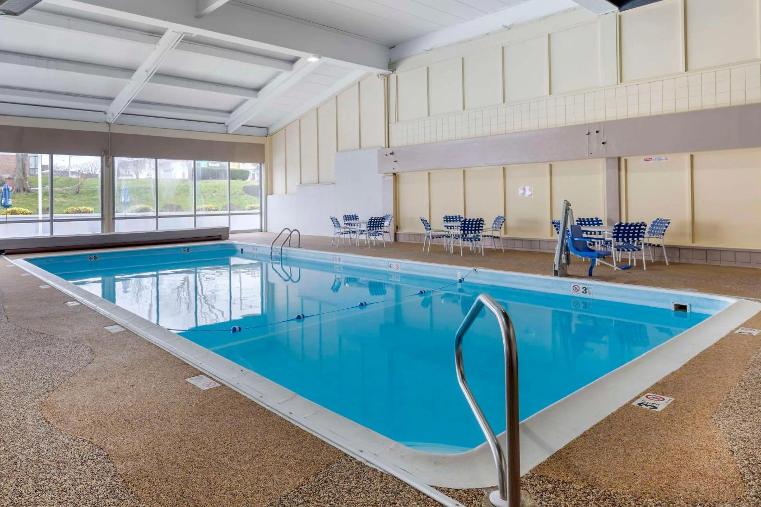 Swimming pool in Comfort Inn Hyannis - Cape Cod