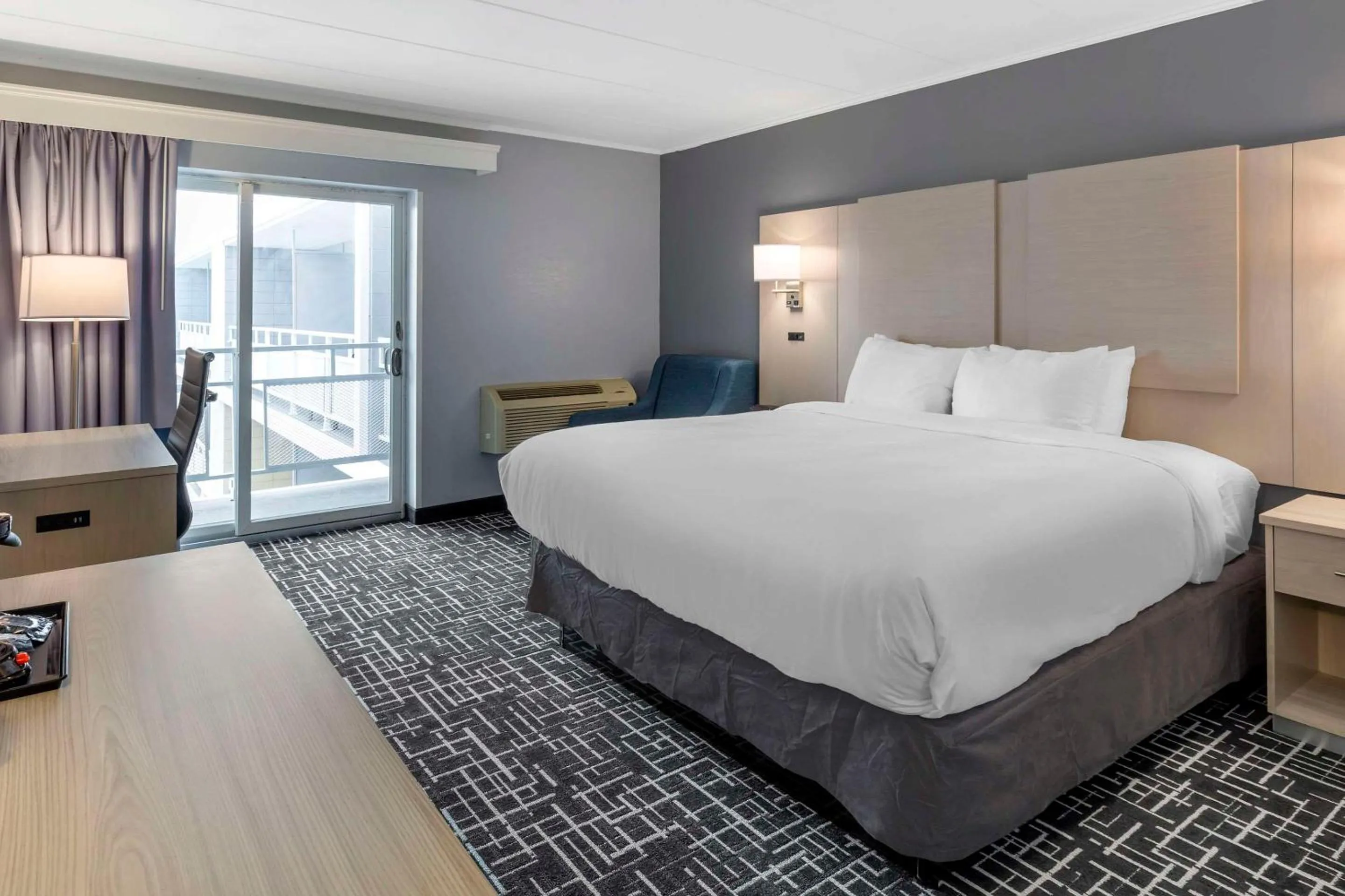 Bedroom, Bed in Comfort Inn Hyannis - Cape Cod