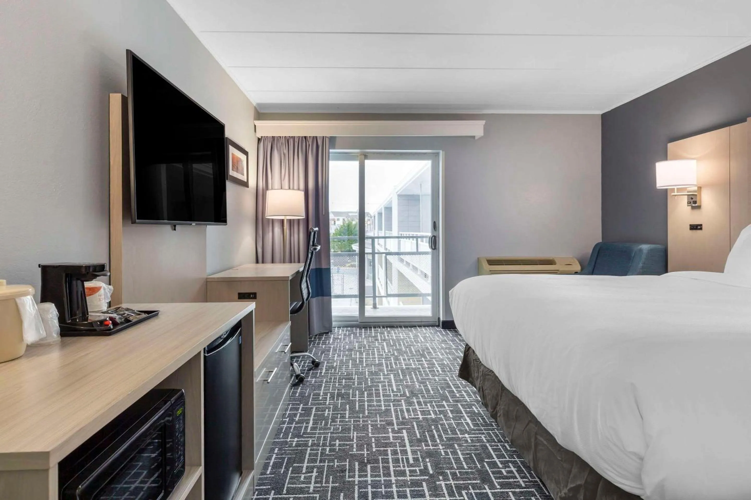 Bedroom, Bed in Comfort Inn Hyannis - Cape Cod