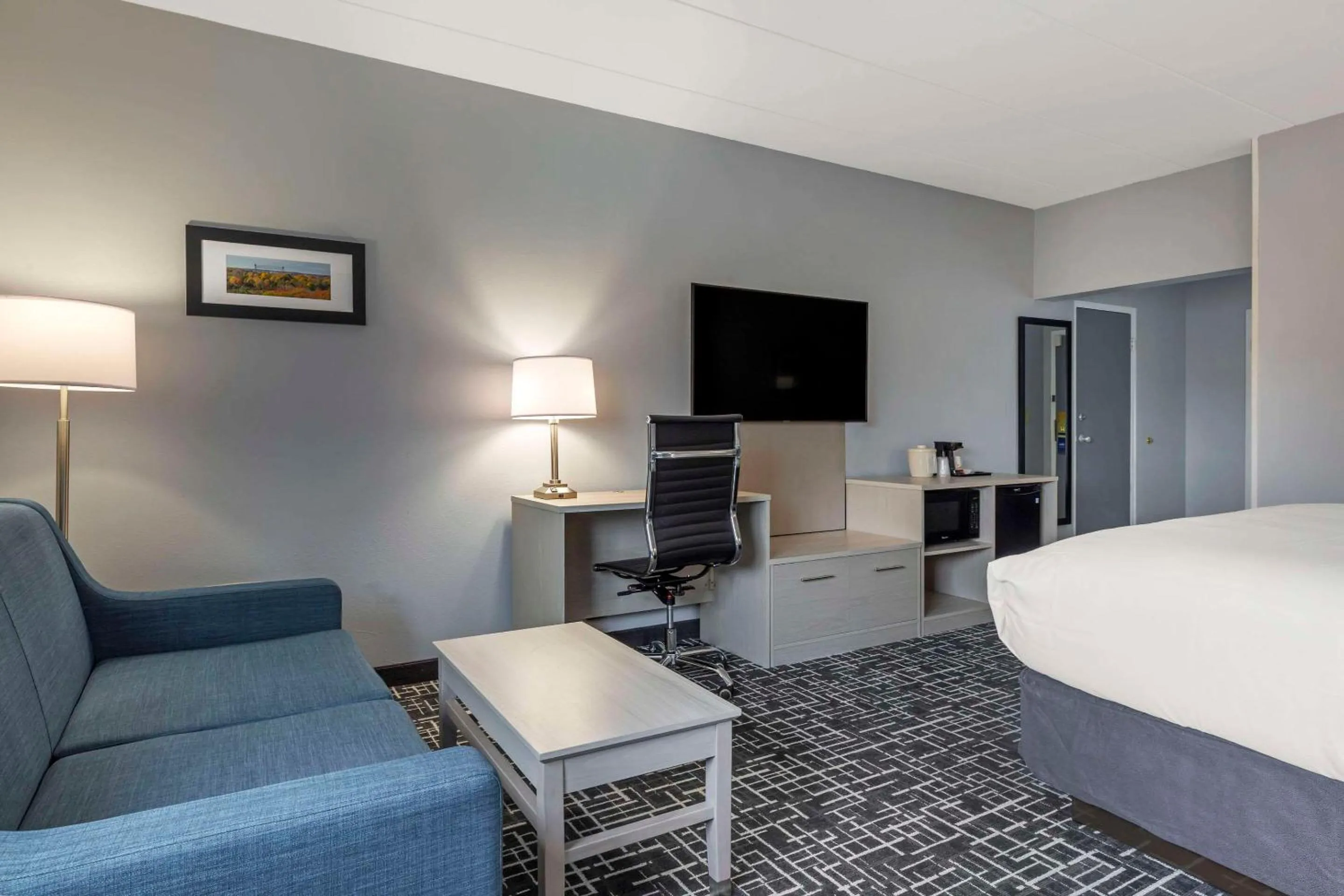 Bedroom, Bed in Comfort Inn Hyannis - Cape Cod