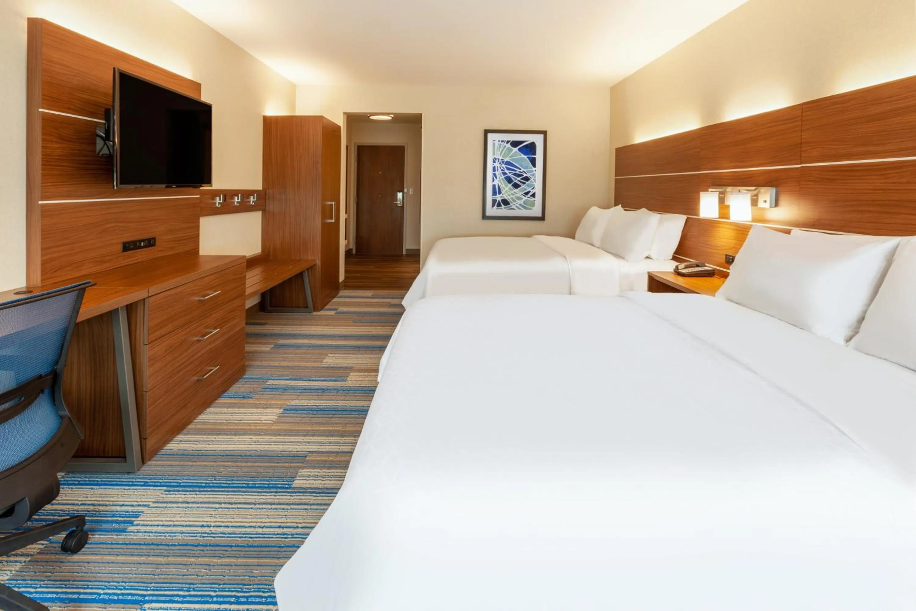 Photo of the whole room, Bed in Holiday Inn Express & Suites Brunswick-Harpers Ferry Area by IHG