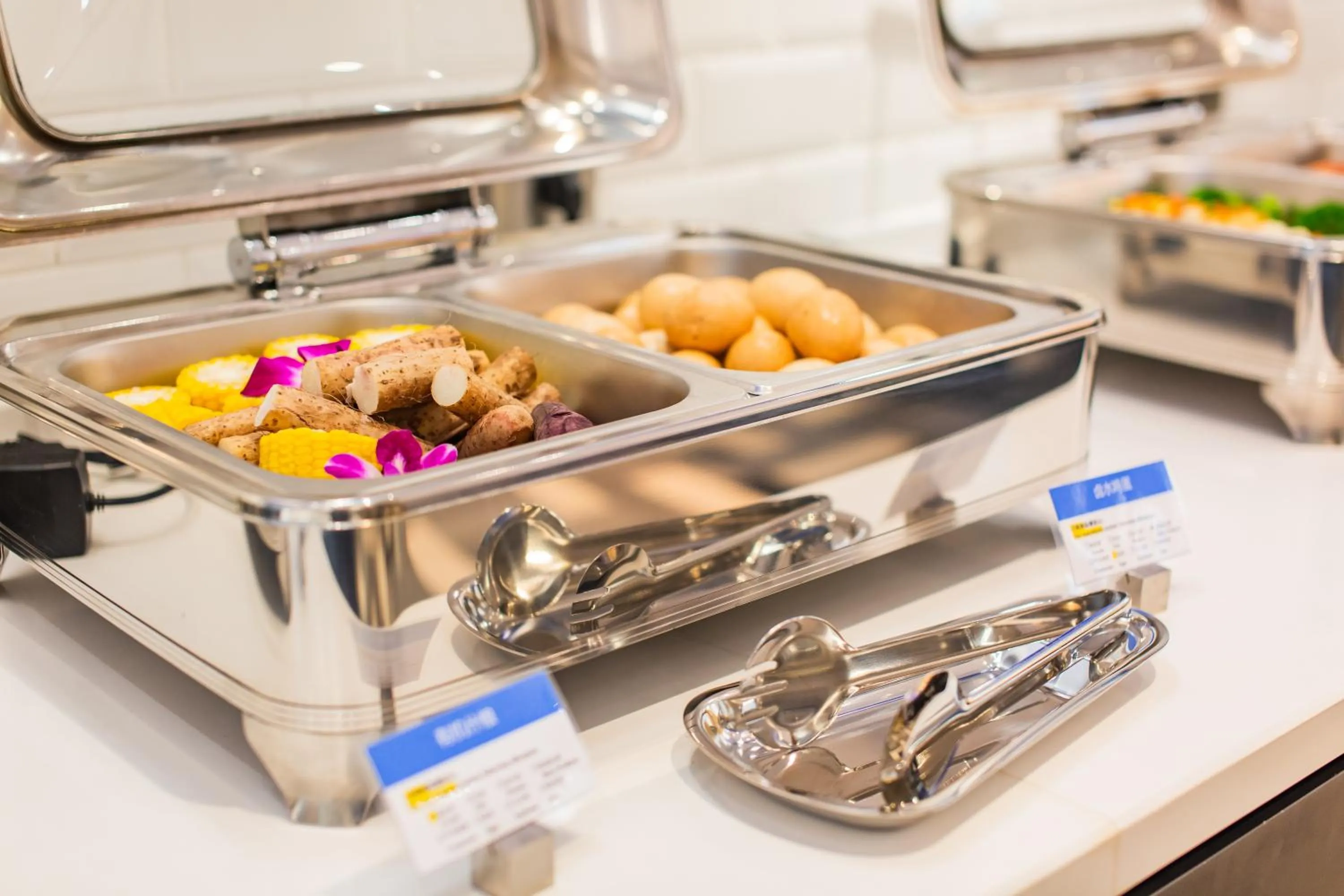 Restaurant/places to eat in Holiday Inn Express Jiangmen Jianghai by IHG