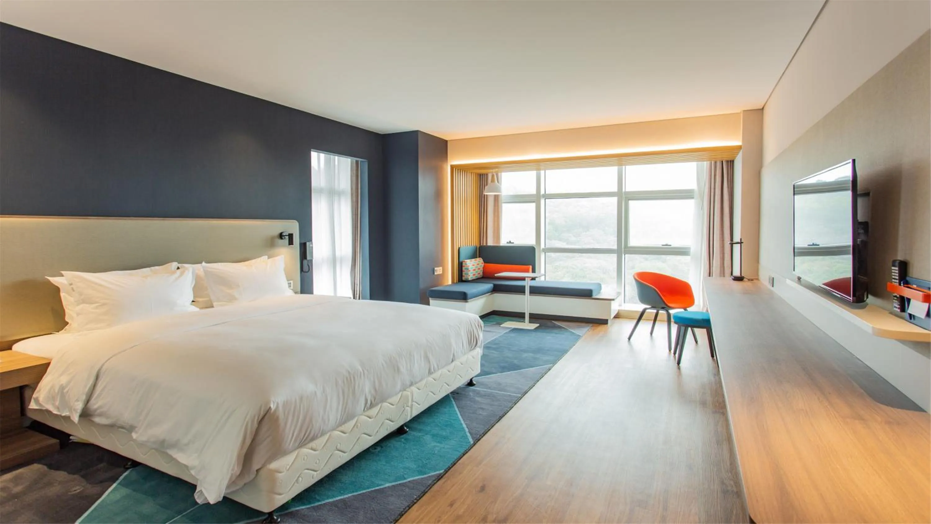 Photo of the whole room, Bed in Holiday Inn Express Jiangmen Jianghai by IHG