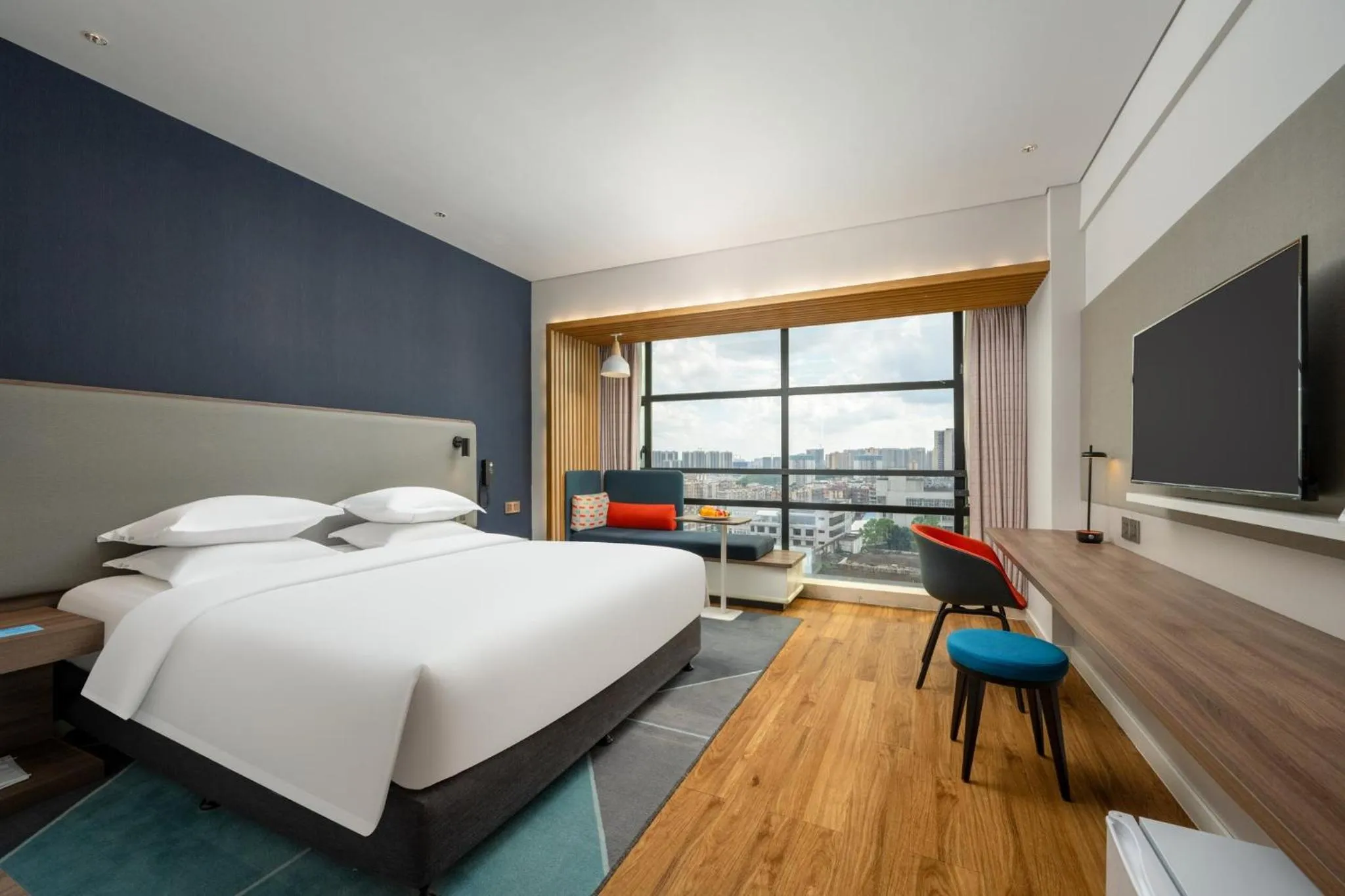 Photo of the whole room, Bed in Holiday Inn Express Jiangmen Jianghai by IHG