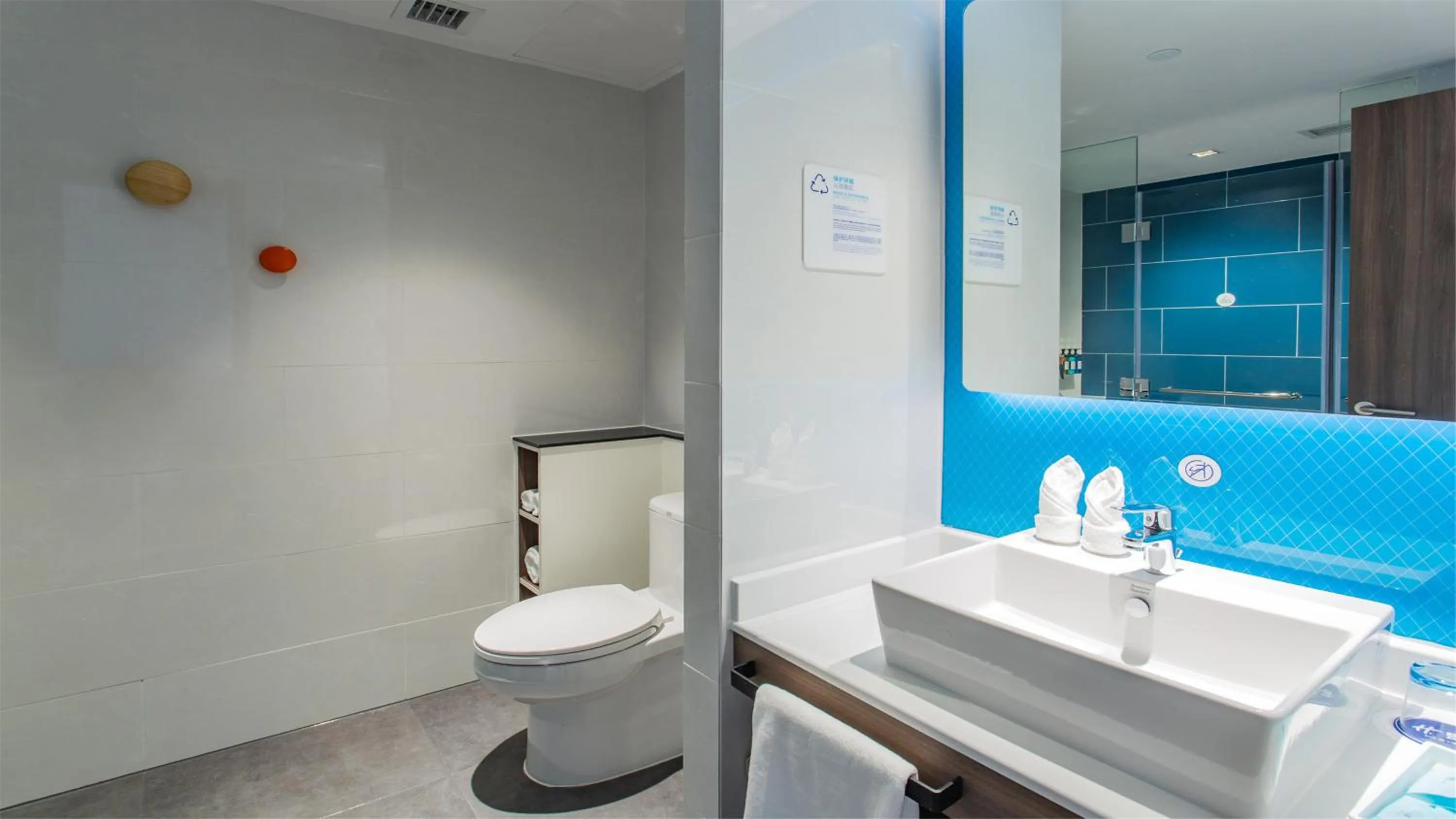 Photo of the whole room in Holiday Inn Express Jiangmen Jianghai by IHG