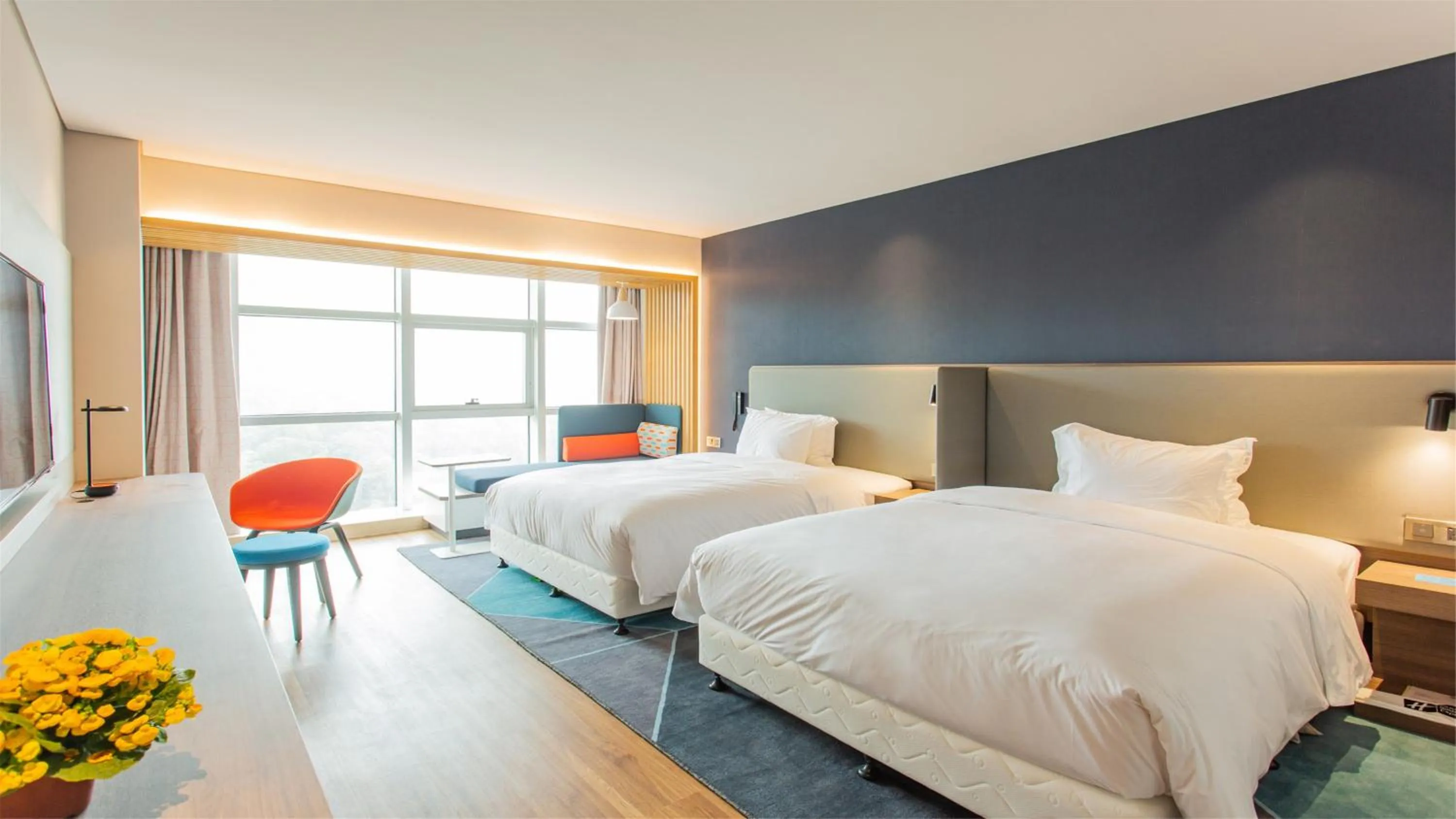 Photo of the whole room, Bed in Holiday Inn Express Jiangmen Jianghai by IHG