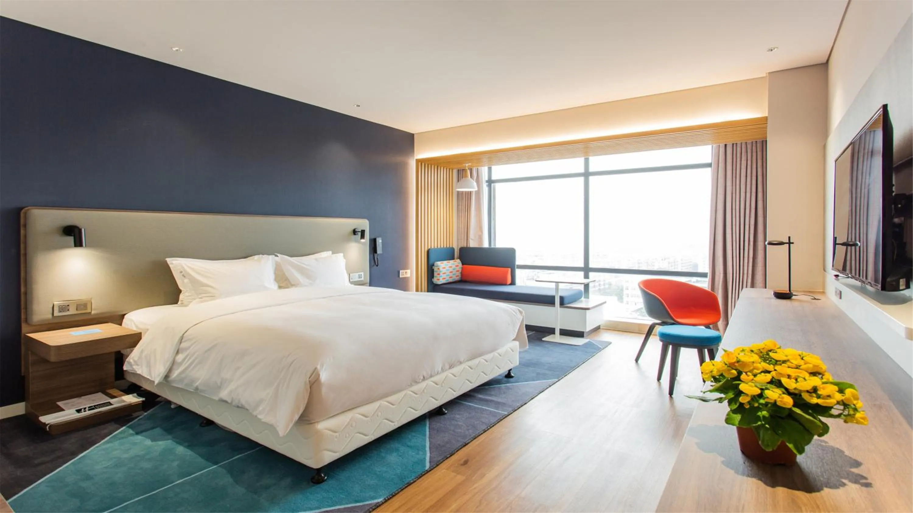 Photo of the whole room, Bed in Holiday Inn Express Jiangmen Jianghai by IHG