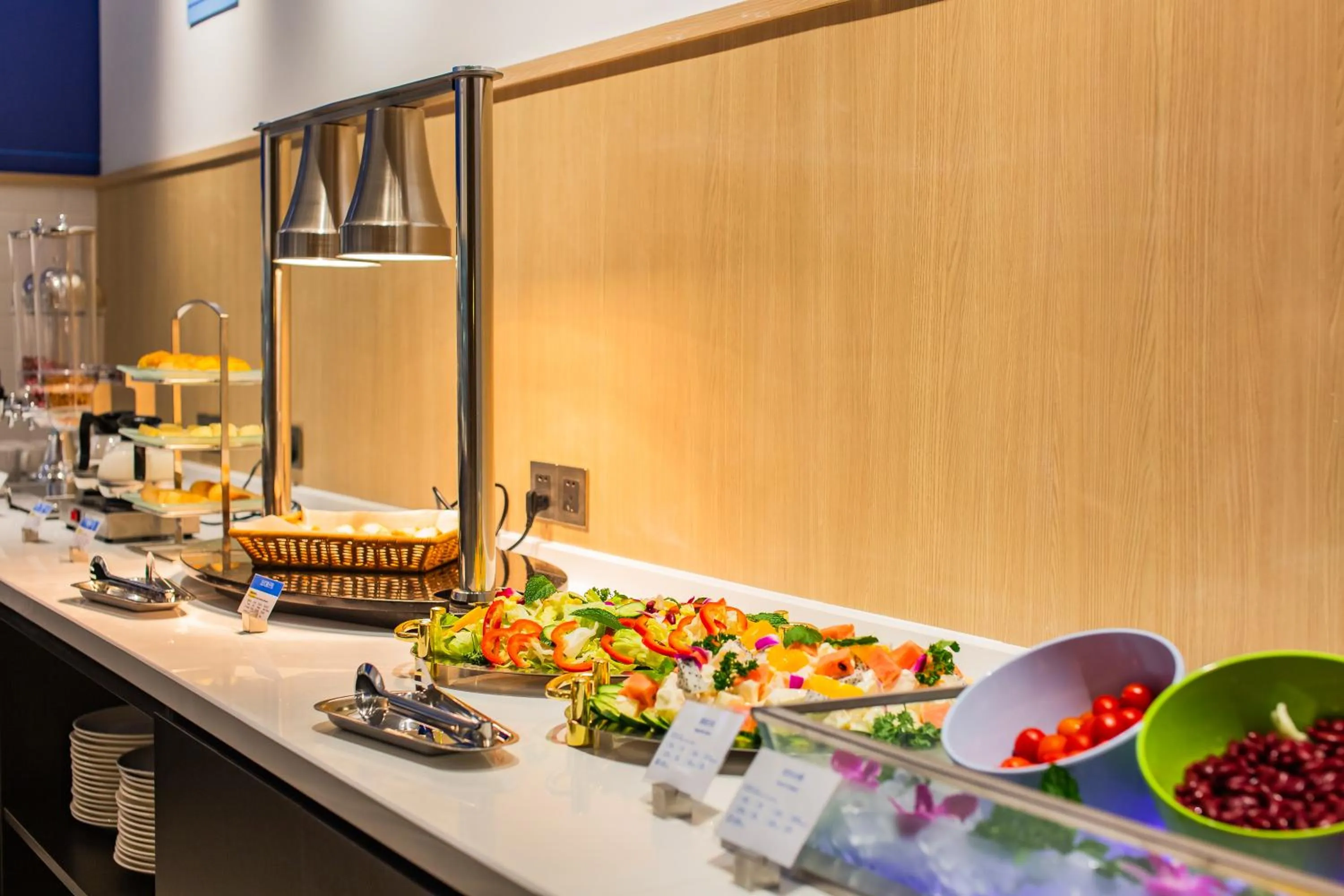 Restaurant/places to eat in Holiday Inn Express Jiangmen Jianghai by IHG