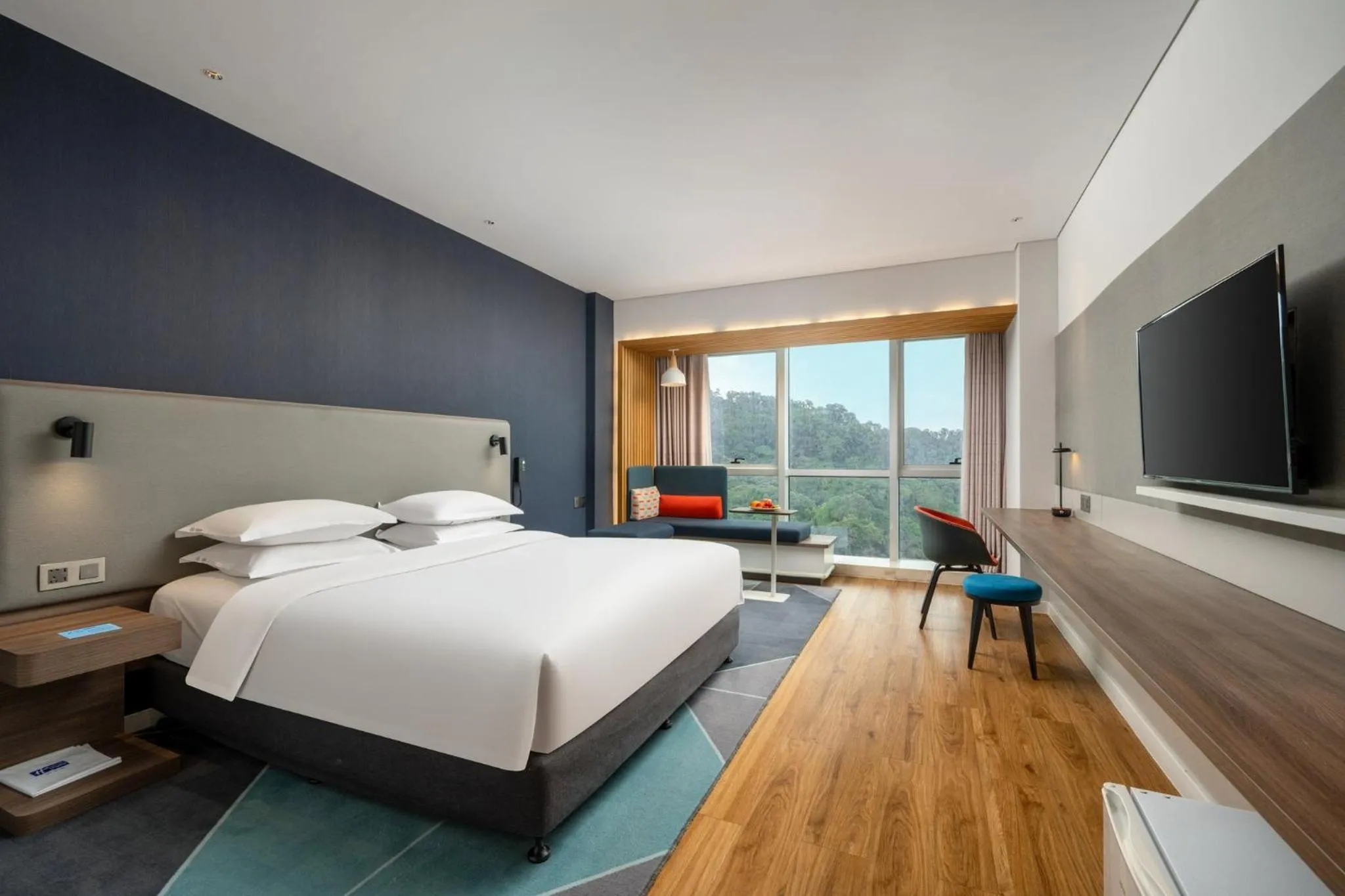 Photo of the whole room, Bed in Holiday Inn Express Jiangmen Jianghai by IHG