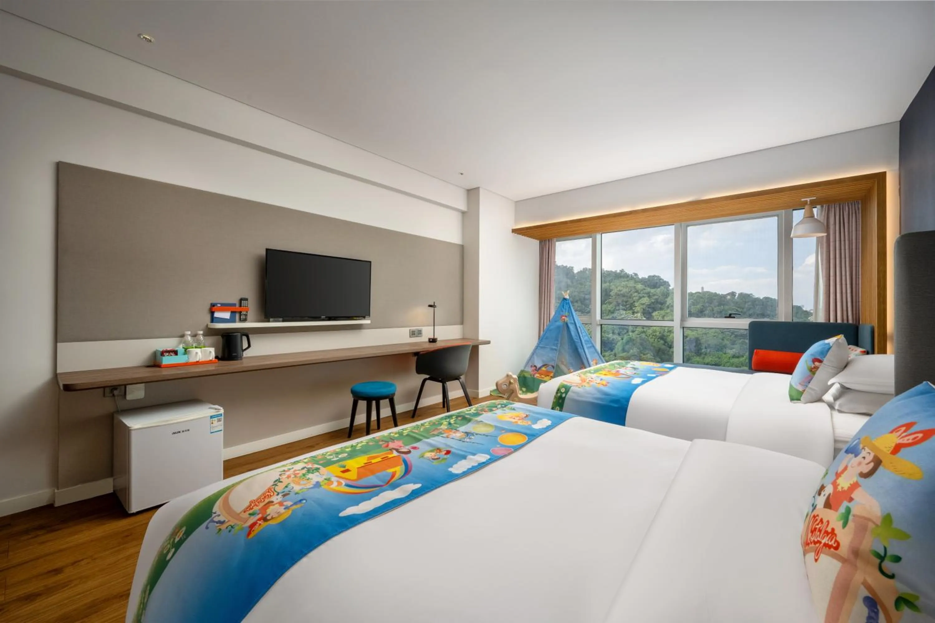 Photo of the whole room, Bed in Holiday Inn Express Jiangmen Jianghai by IHG